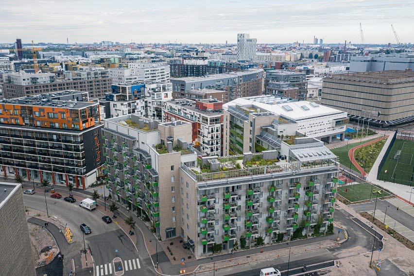 Flygfoto som visar vägar samt byggnader med gröna tak.