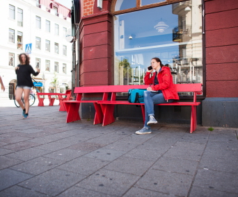 Kvinna sitter på en bänk i Malmö. Foto: Peter Kroon