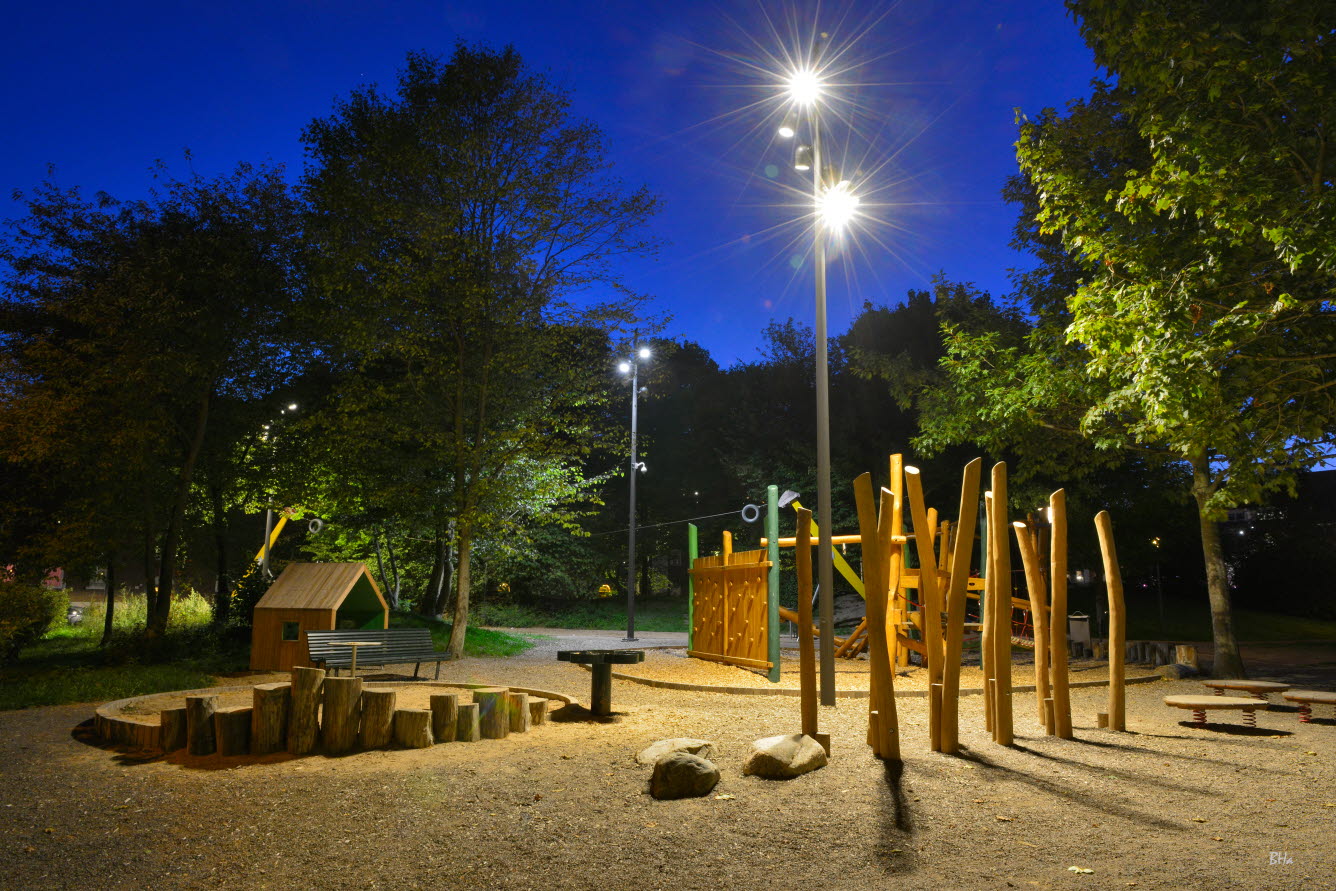 Bilden visar en upplyst lekplats kvällstid i Furutorpsparken i Helsingborg.