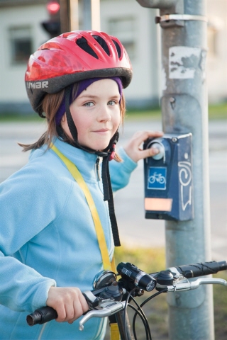 Flicka på cykel. Foto: Scandinav
