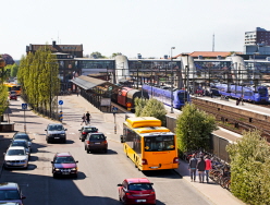 Buss, tåg och bilar vid järnvägsstationen i Hässleholm. Foto: Hans Ekestang