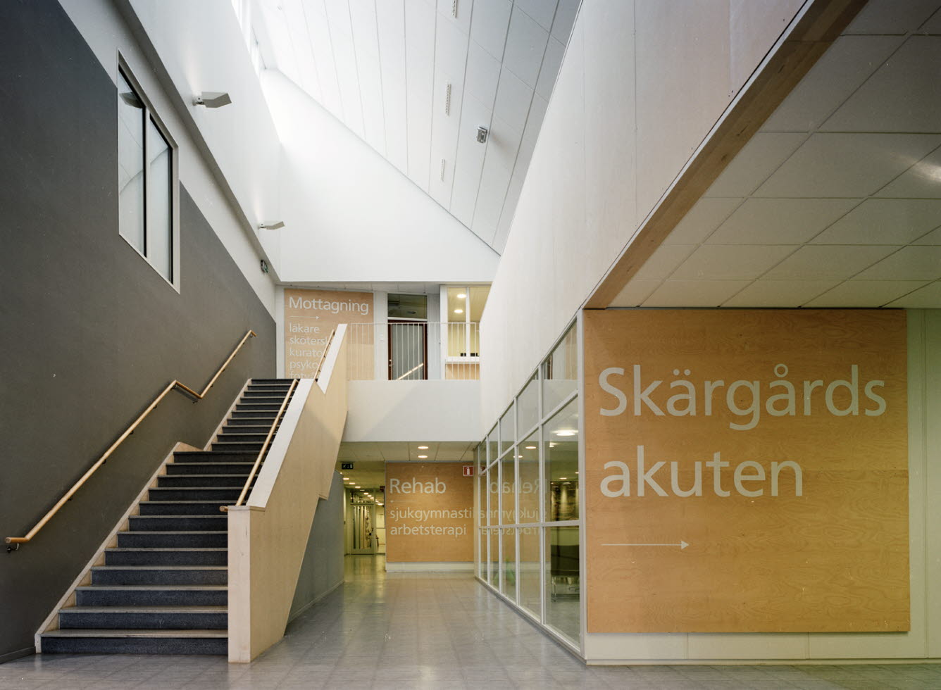 Trappa och korridor på Skärgårdsakuten.