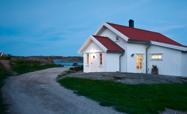 Ett vitt hus vid en landsväg i skymningen. Foto: Stefan Isaksson/Johnér Bildbyrå