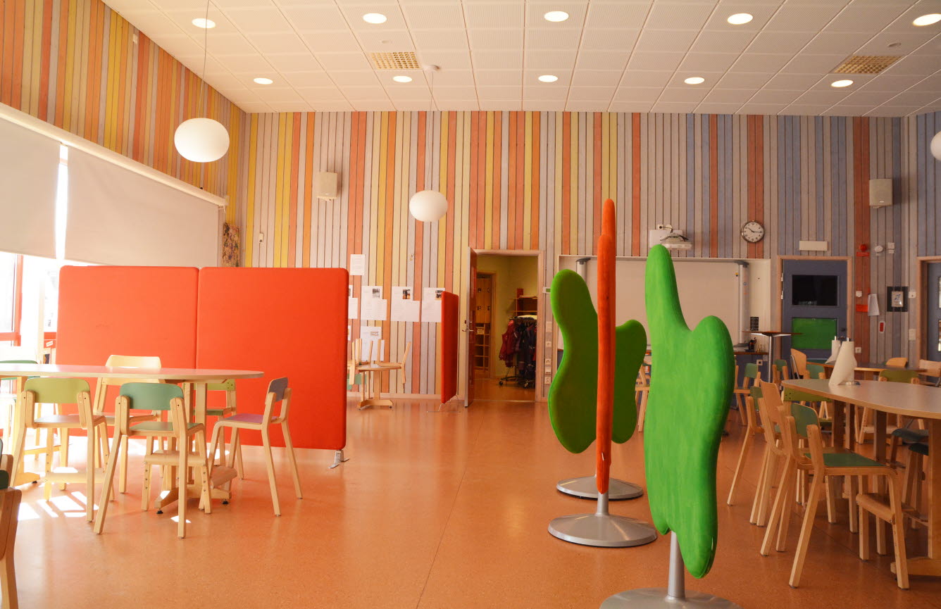 Matsal som avdelas av färgglada rumsdelare i olika former.