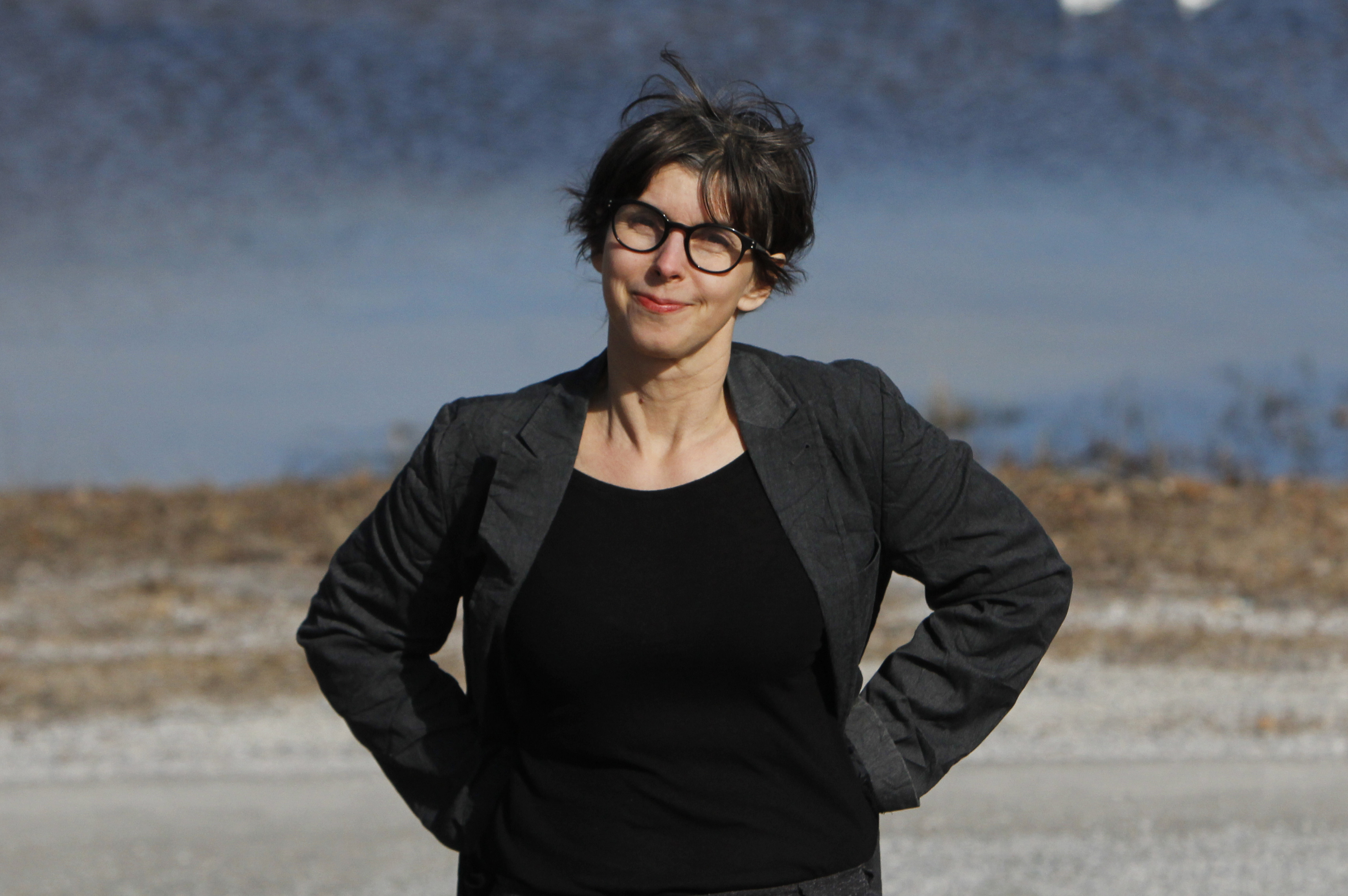 Camilla står utomhus i svart kavaj.