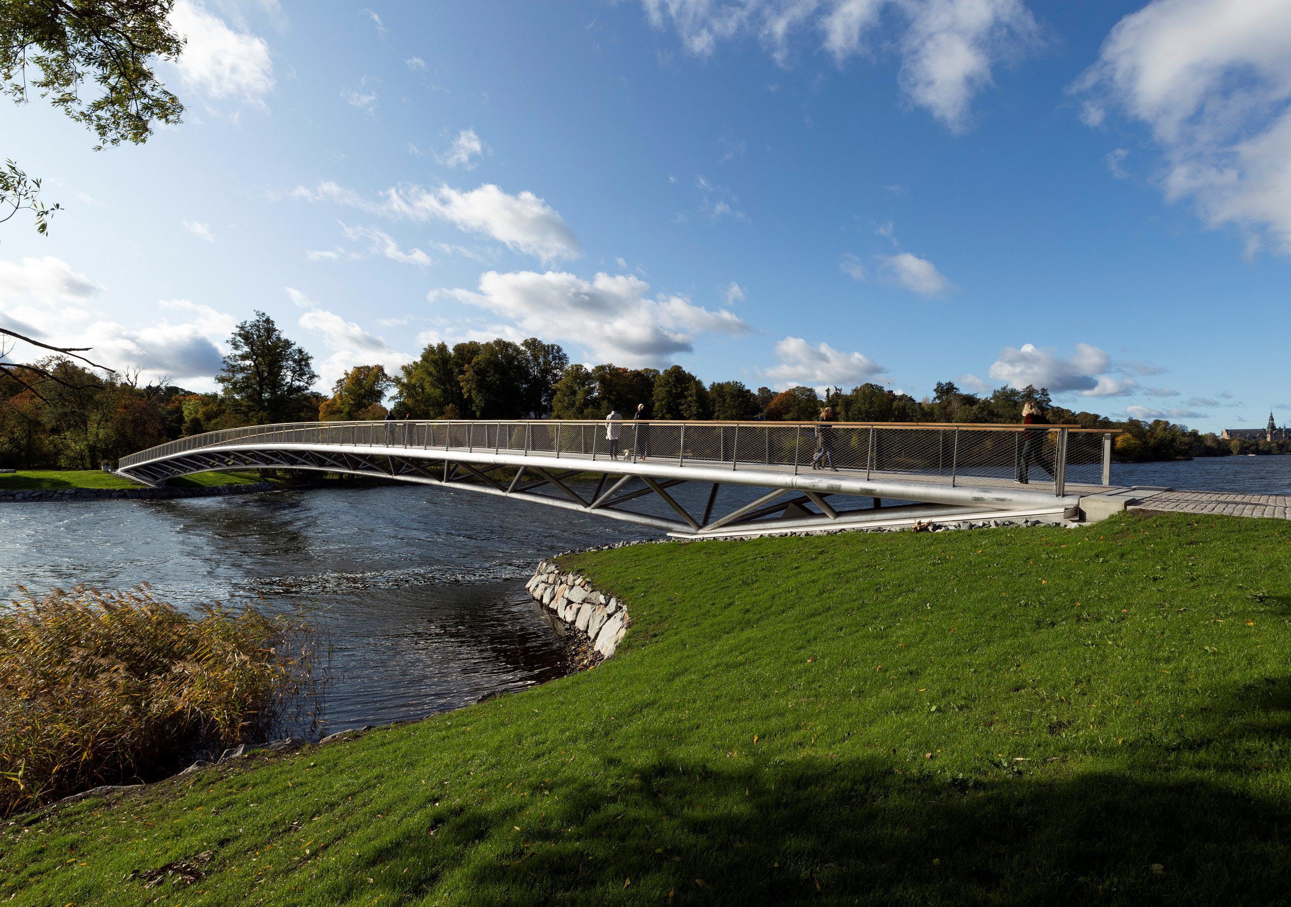 Foto på en bro i Stockholm.