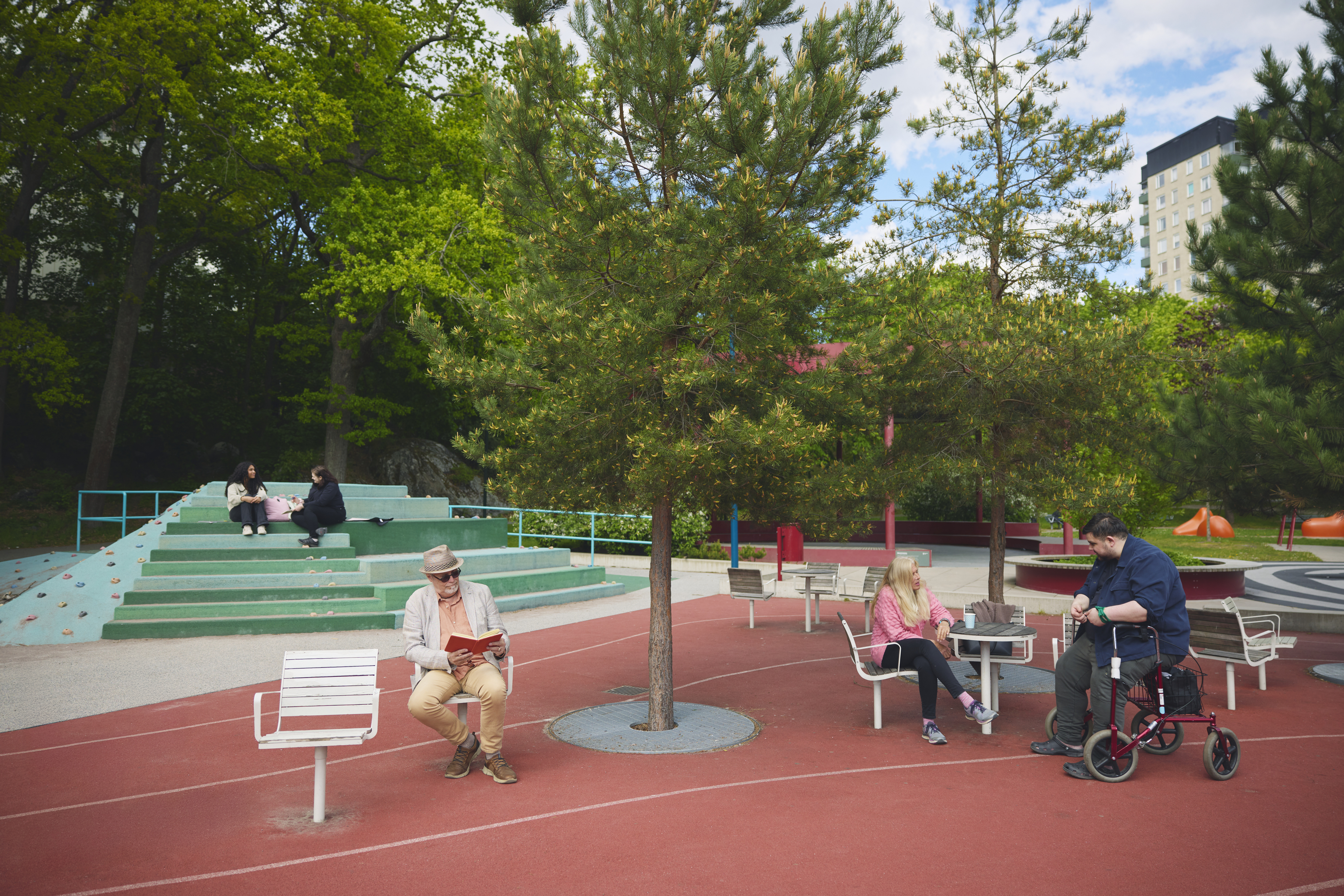 Flera personer som sitter i en park.