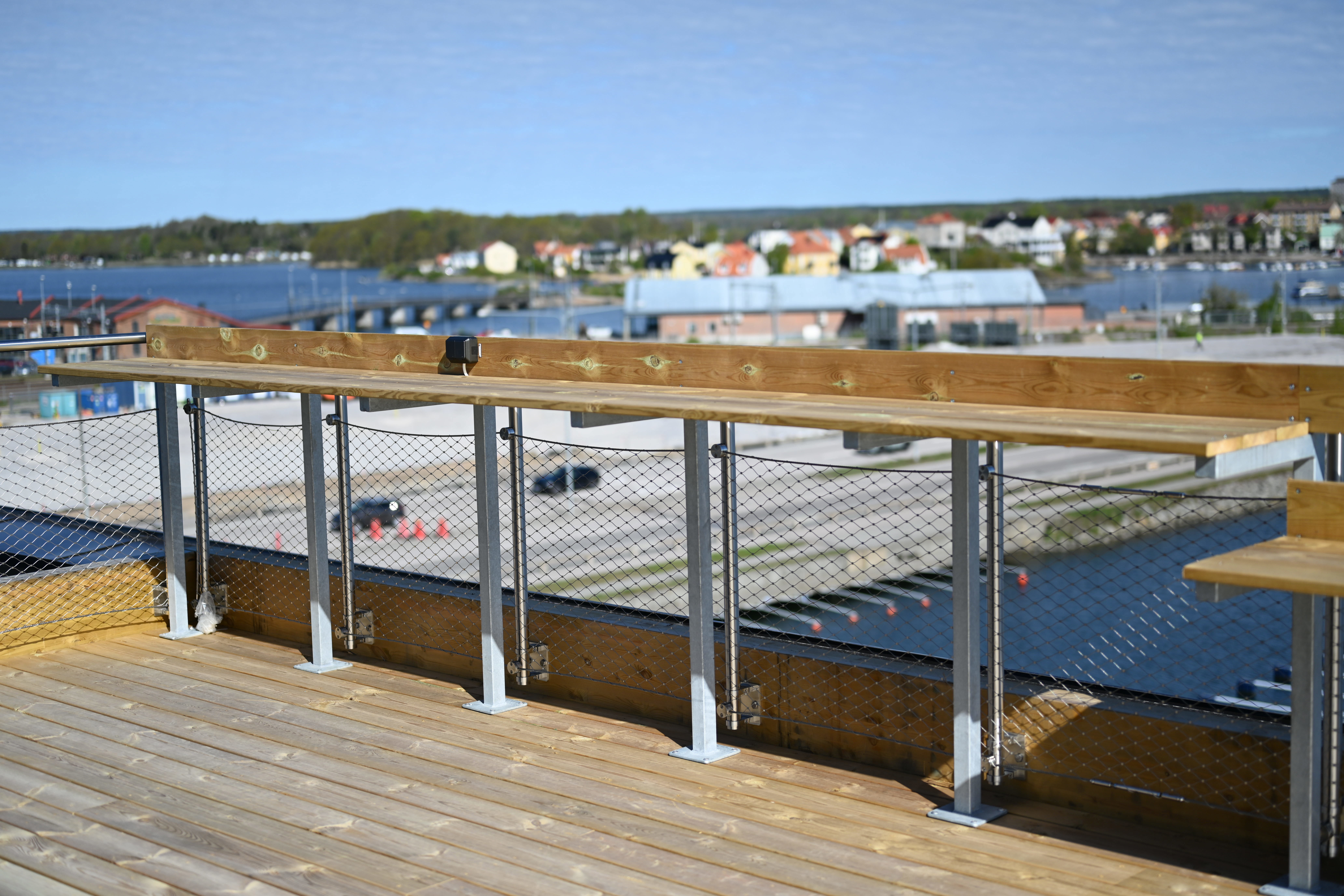 Bord för arbete på talkterassen. I bakgrunden en infartsled och havet. 