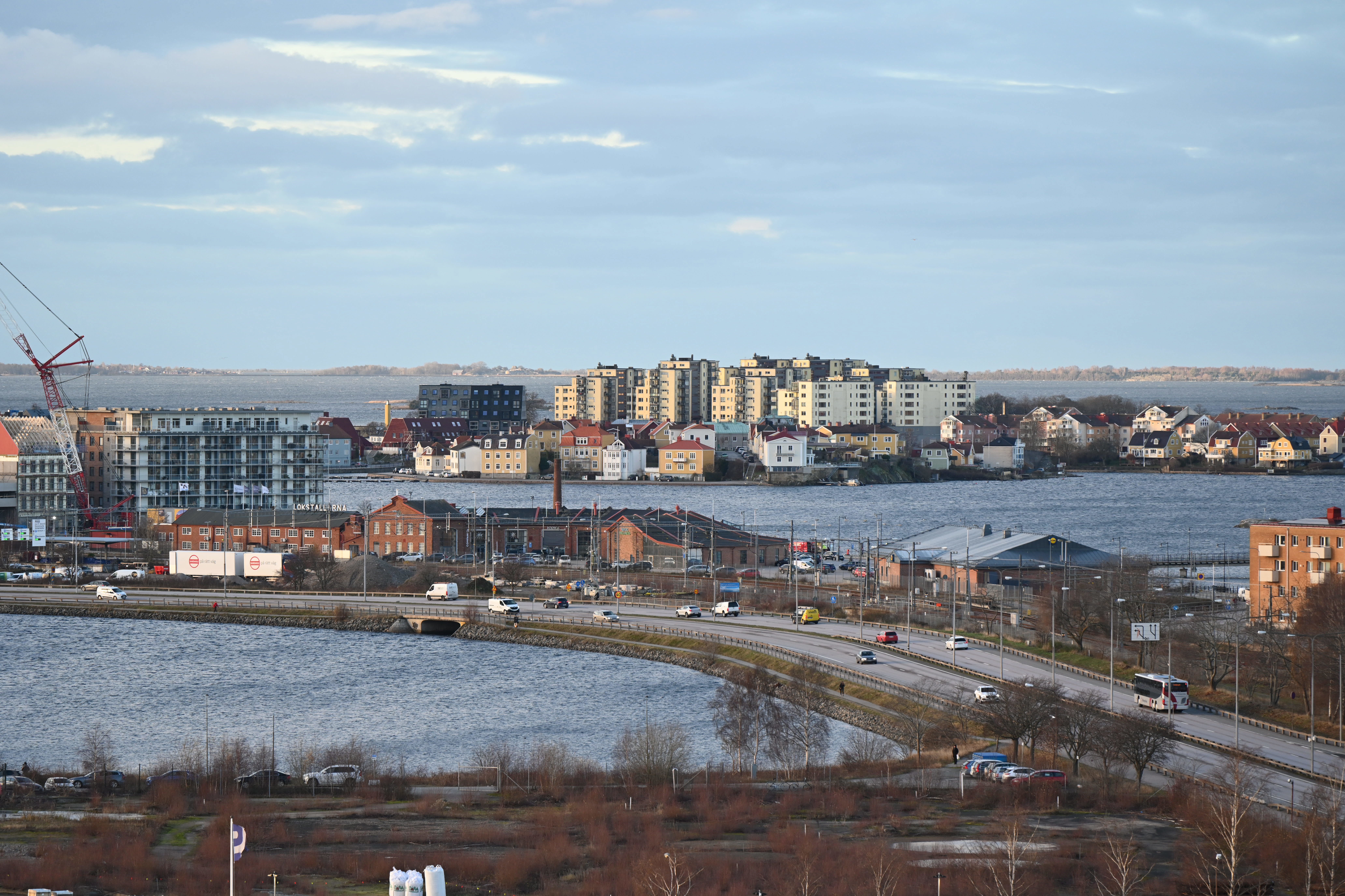 Foto av Karlskrona stad med vatten och trafik.