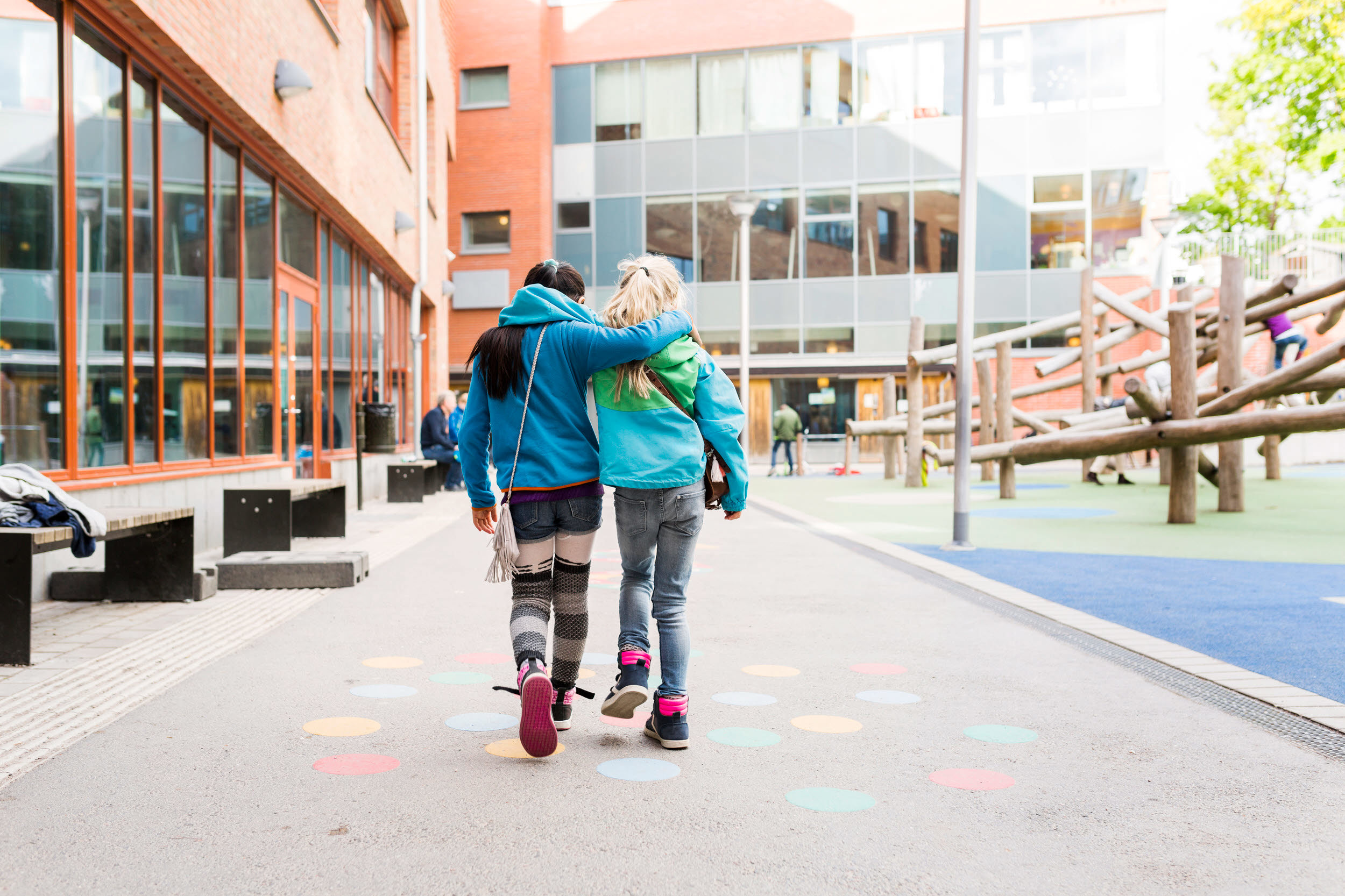 Barn på skolgård.
