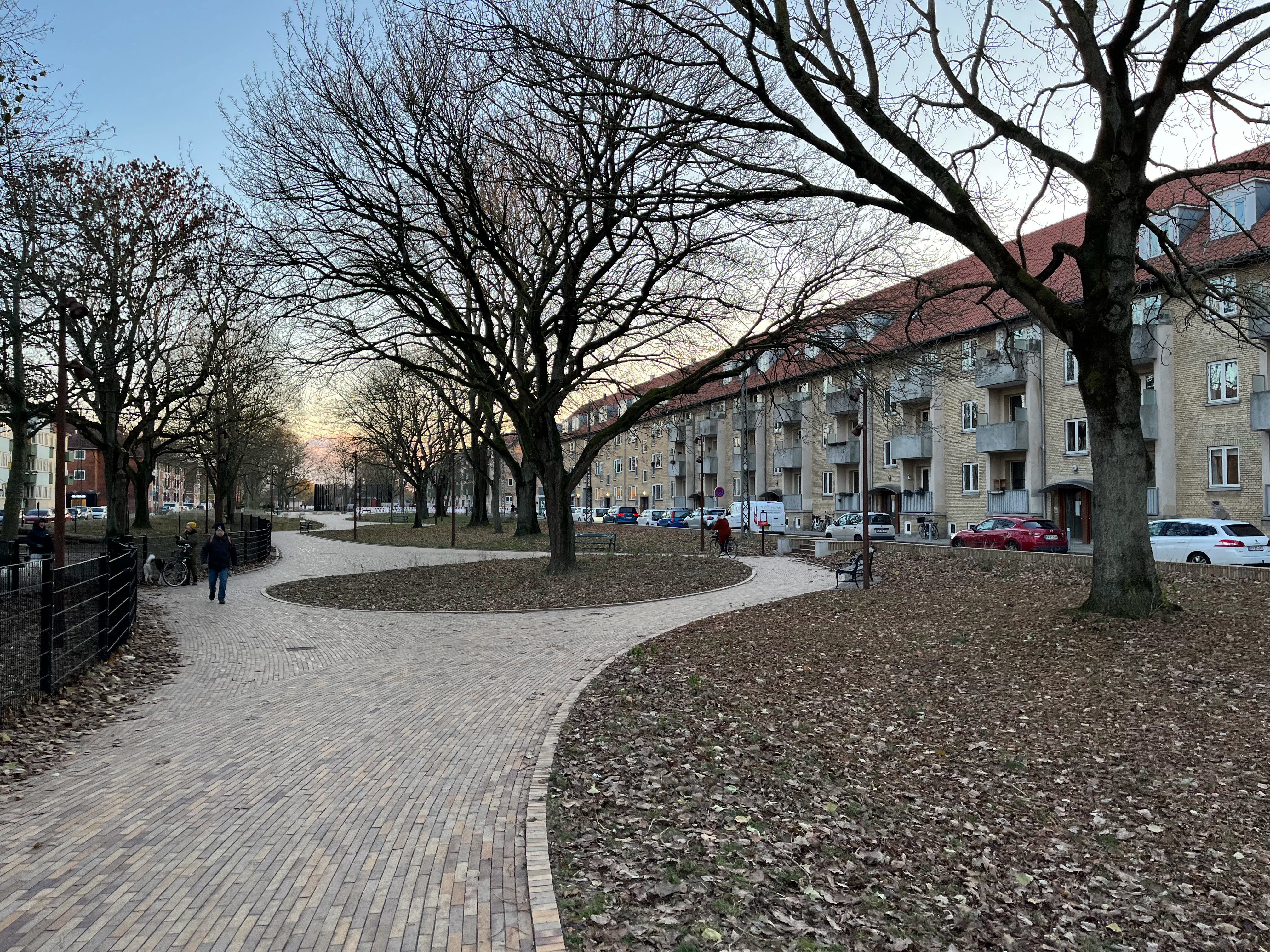 Park med slingrande gång och träd.