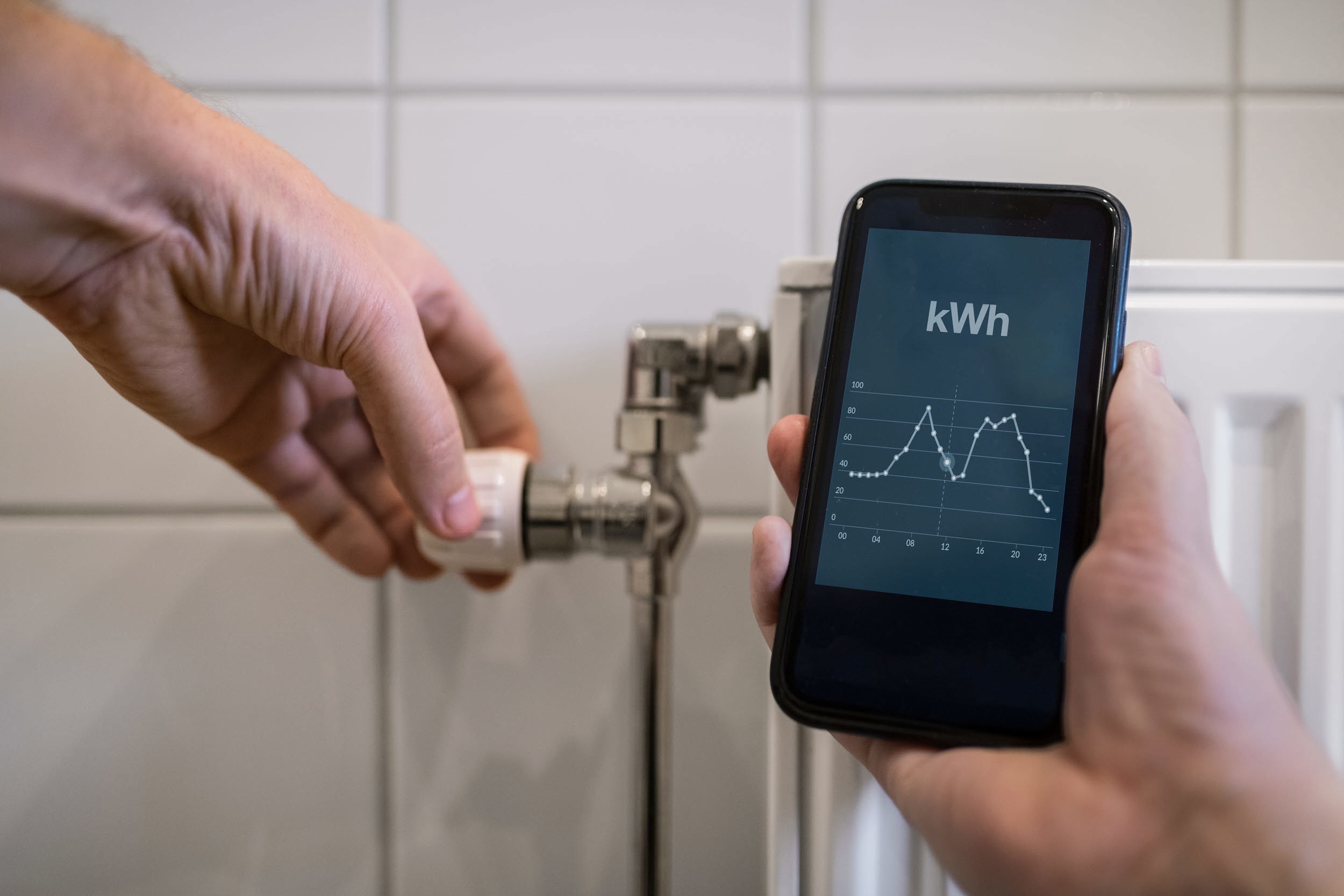 Energimätare och någon som vrider upp ett element.