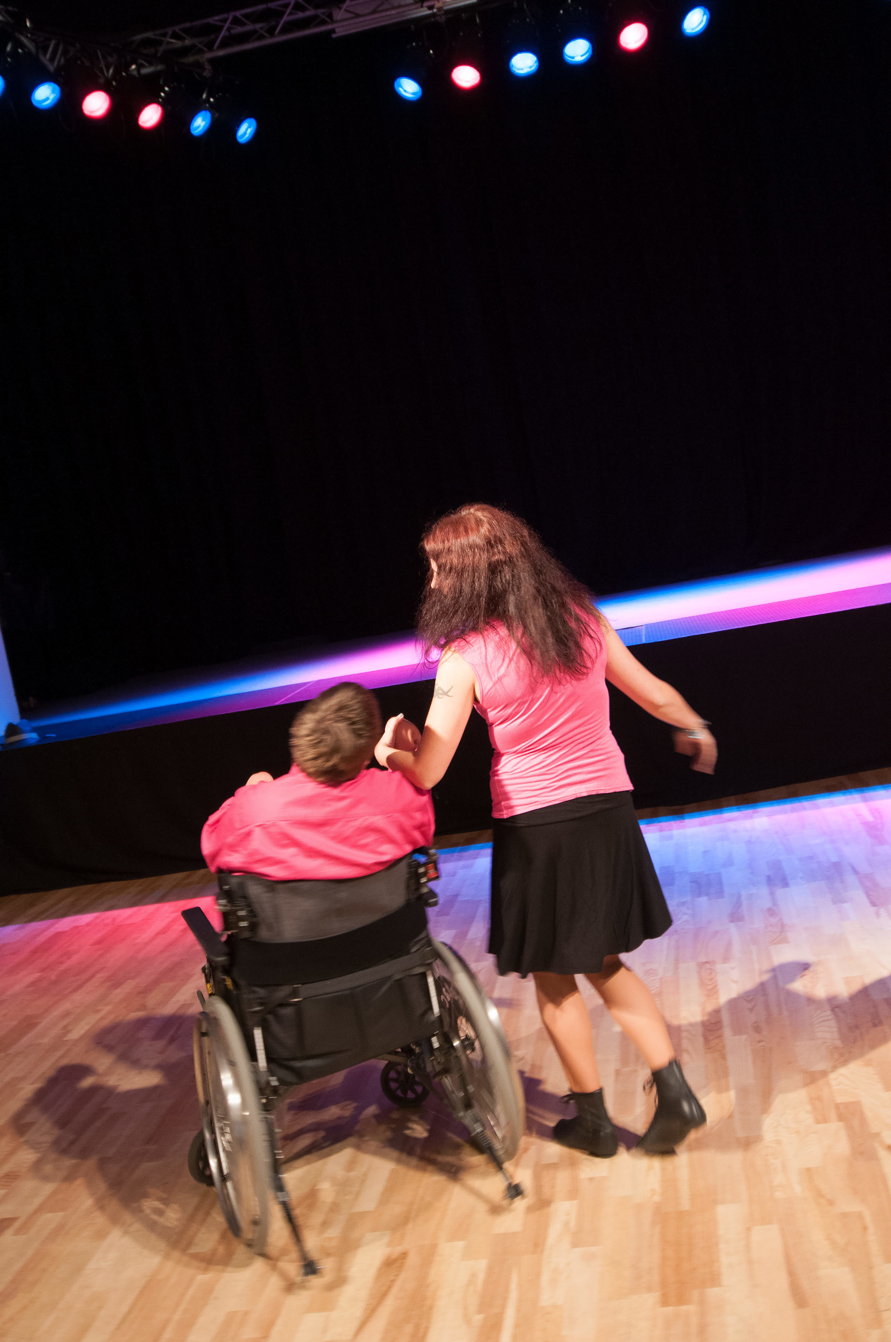 Par som dansar, varav en sitter i rullstol. Foto: Franz Feldmanis