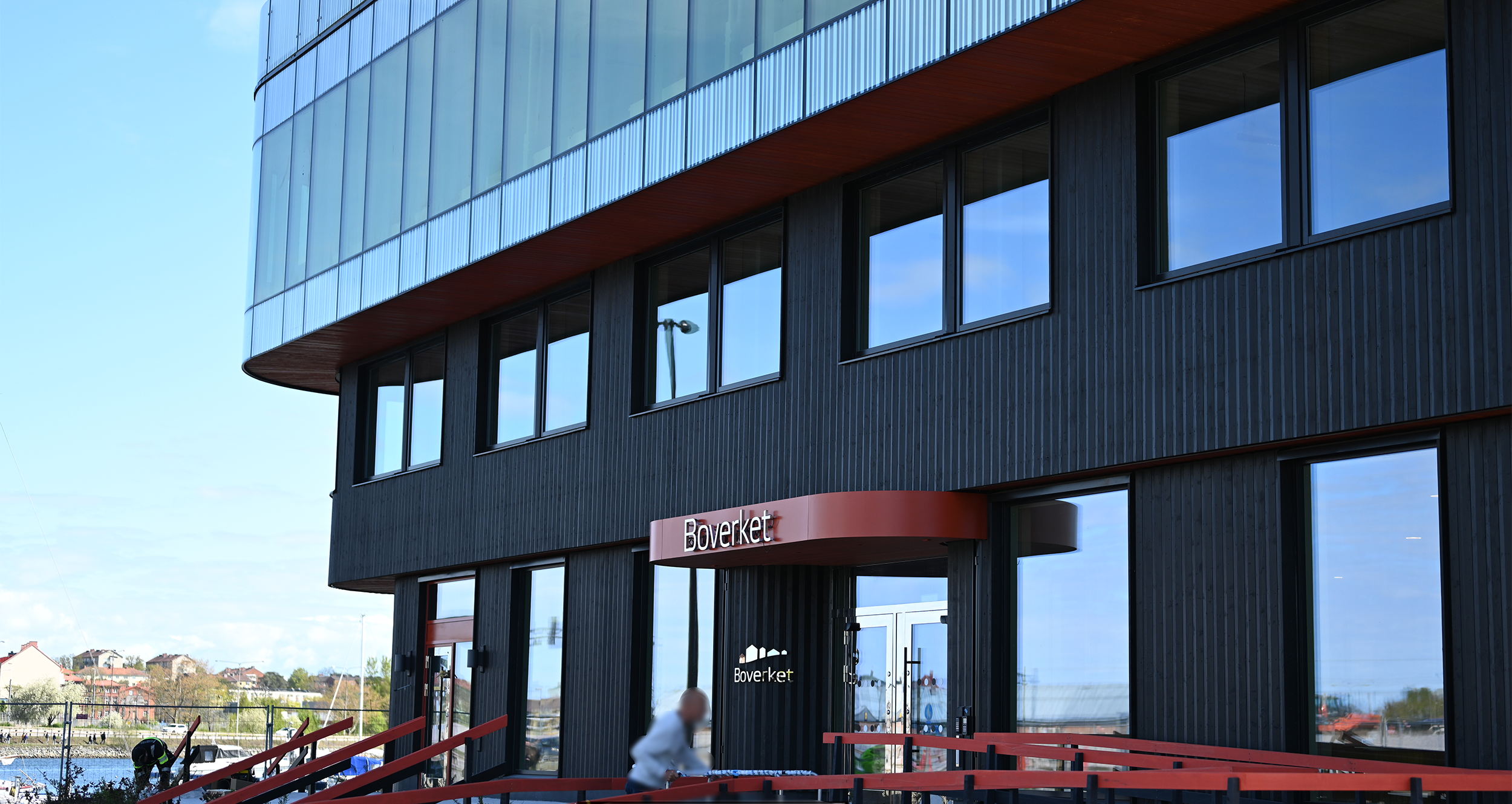 Entré till ett kontor som är svart. 