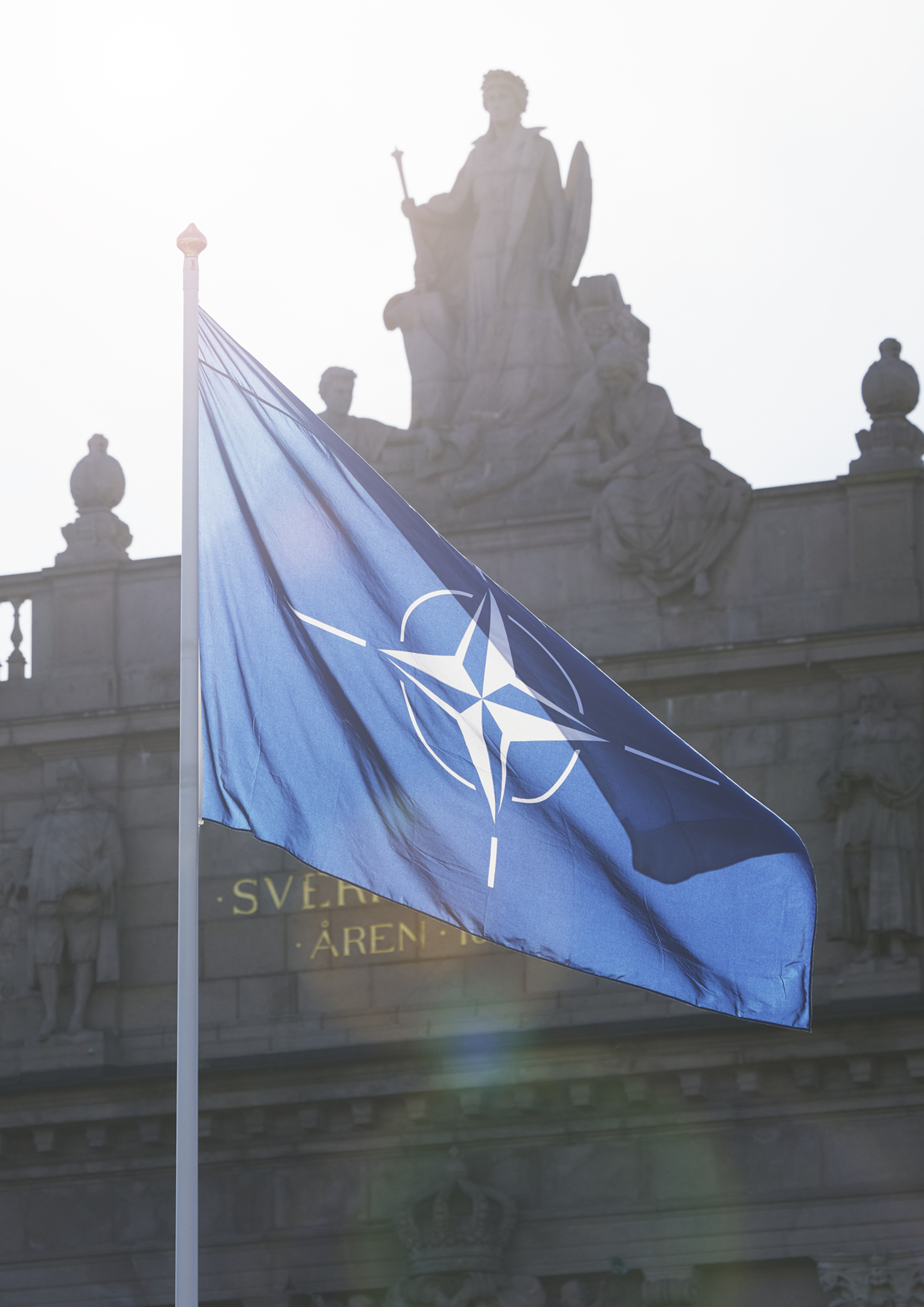 Natoflaggan vajar framför riksdagshuset.