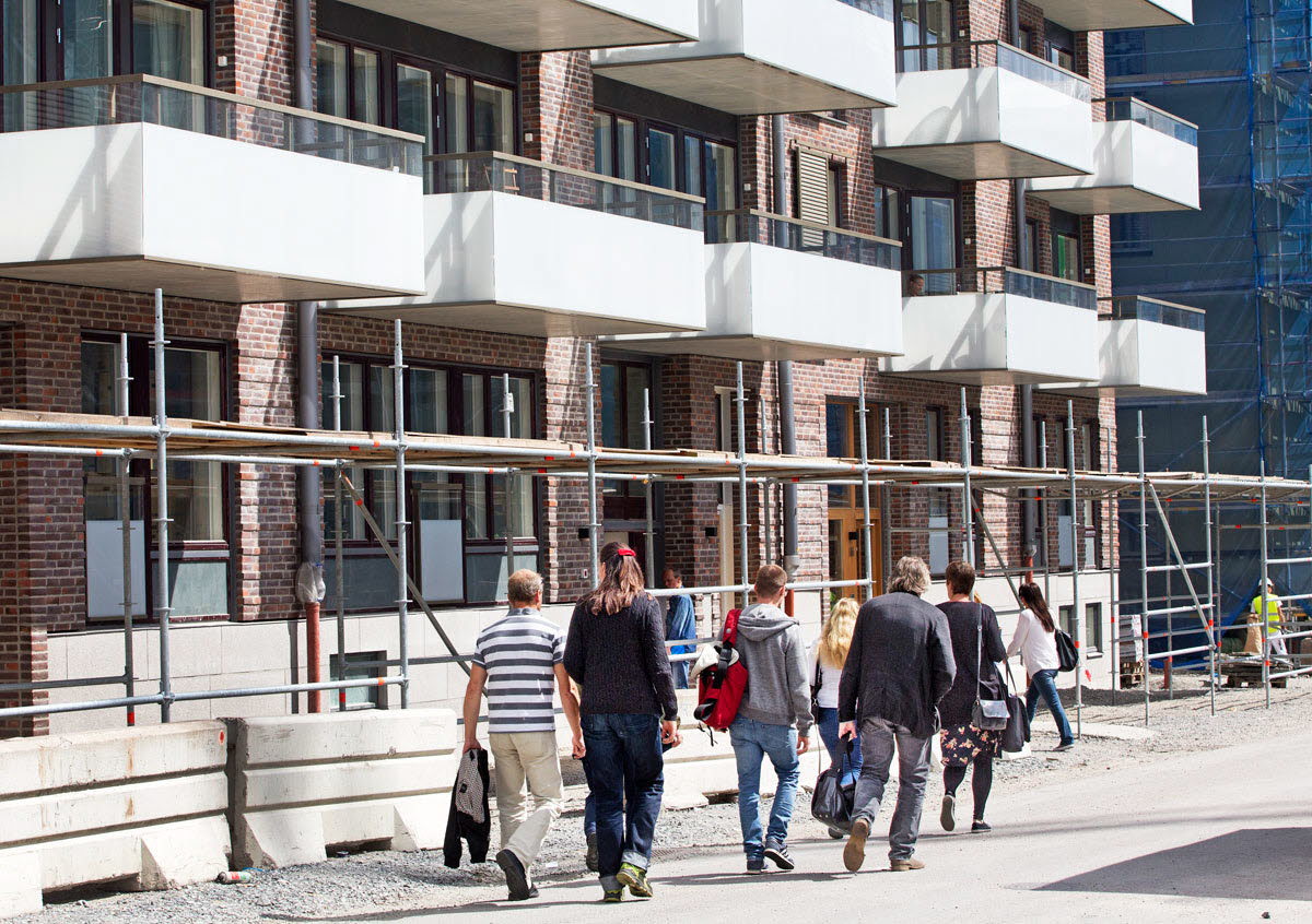 Personer som passerar en byggarbetsplats