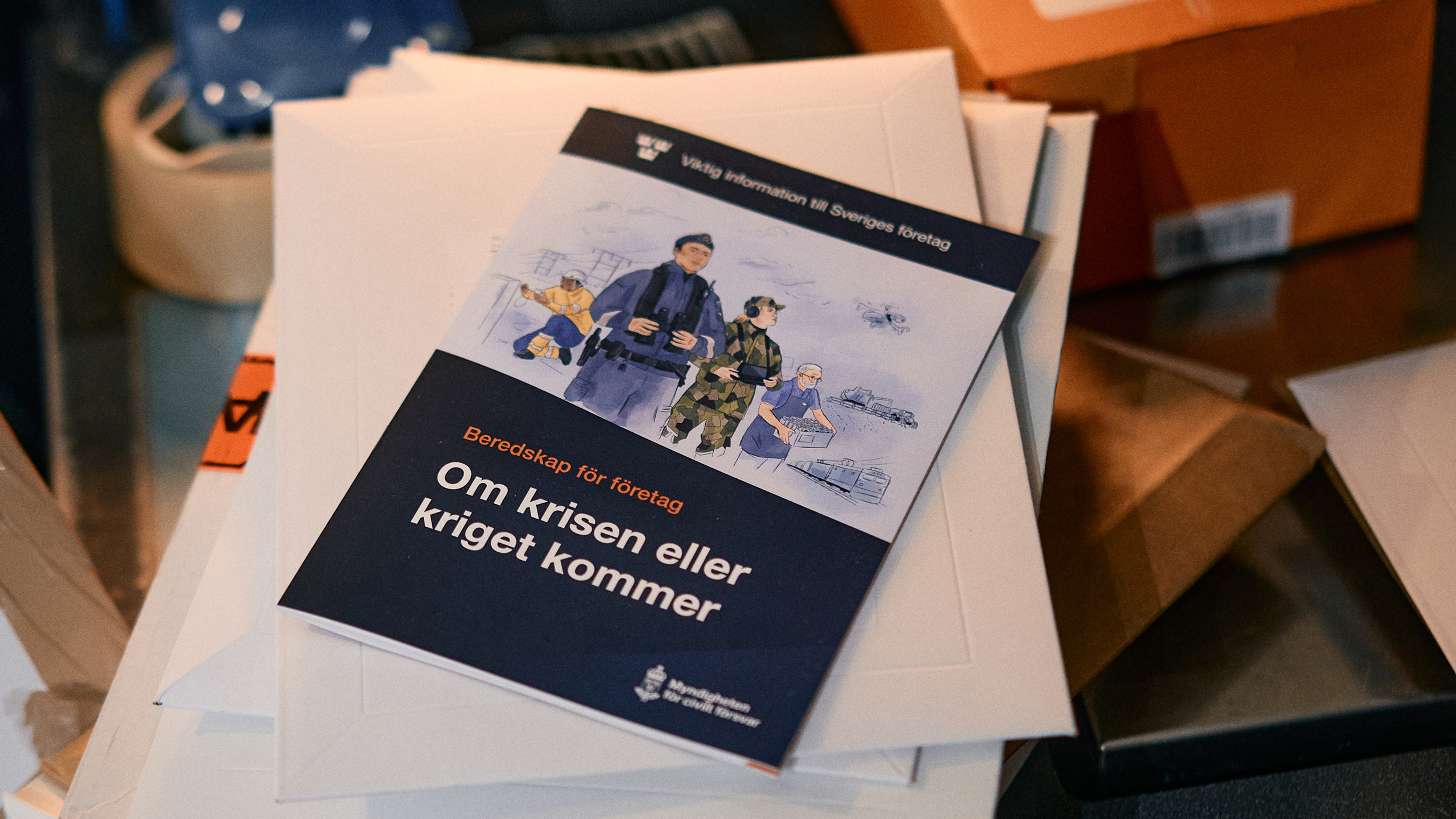 Foto av MCF broschyr med texten -Om krisen eller kriget kommer.