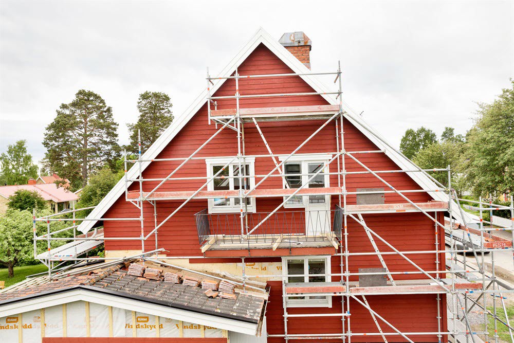 Renovering av fasad och tak på villa. Foto: Scandinav.