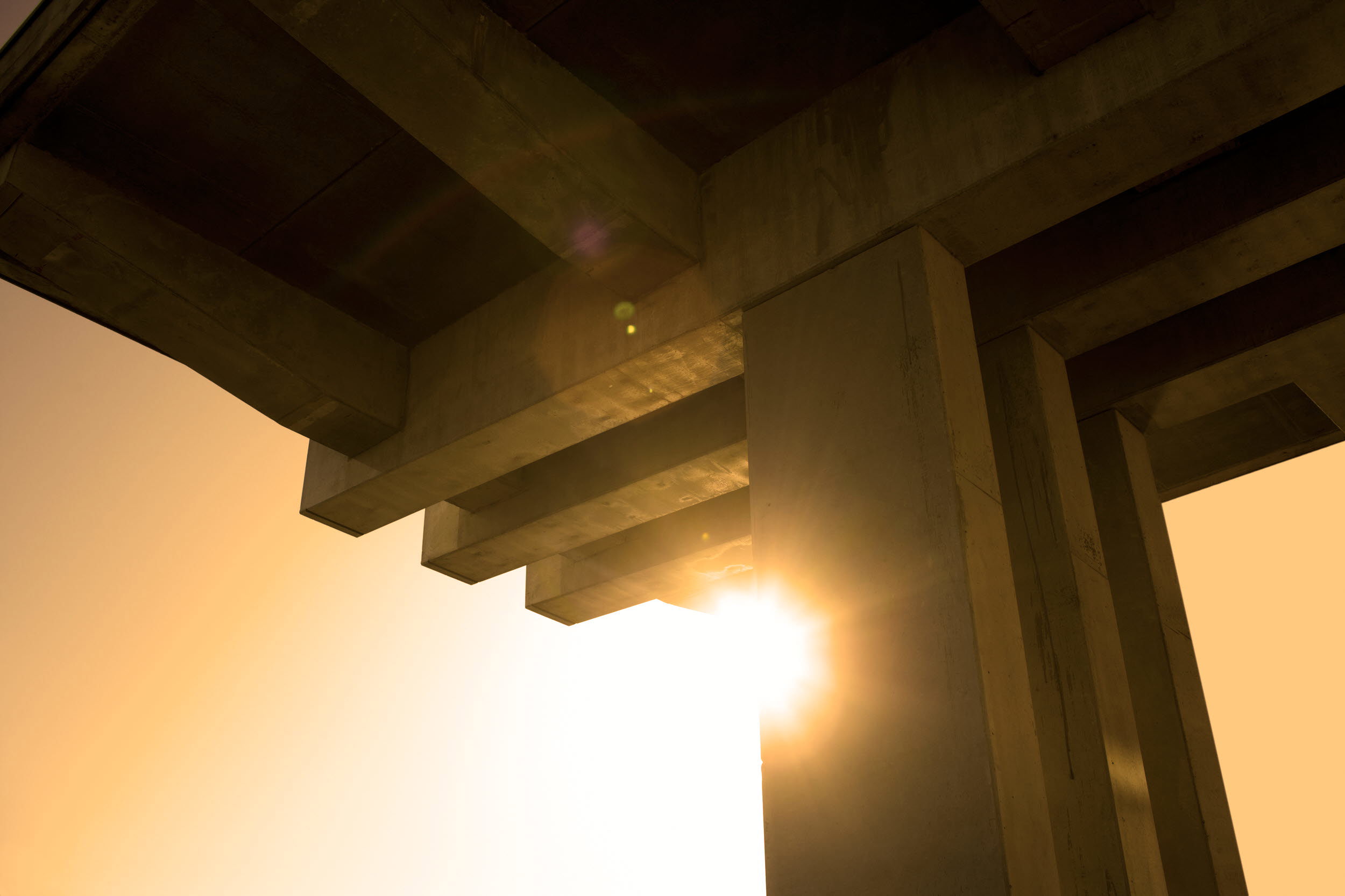 En betongkonstruktion i motljus.