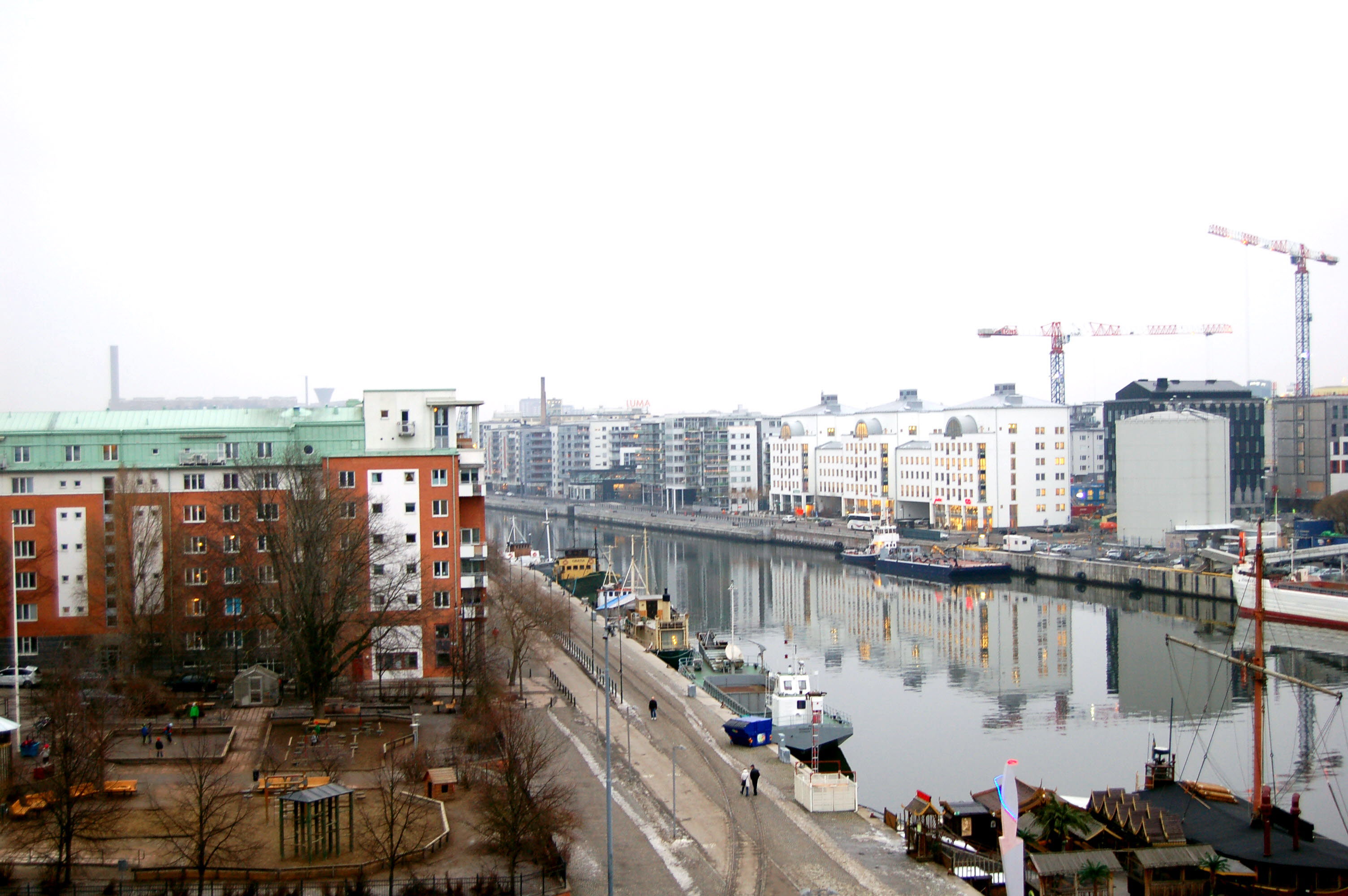 Bebyggelse längs vatten.