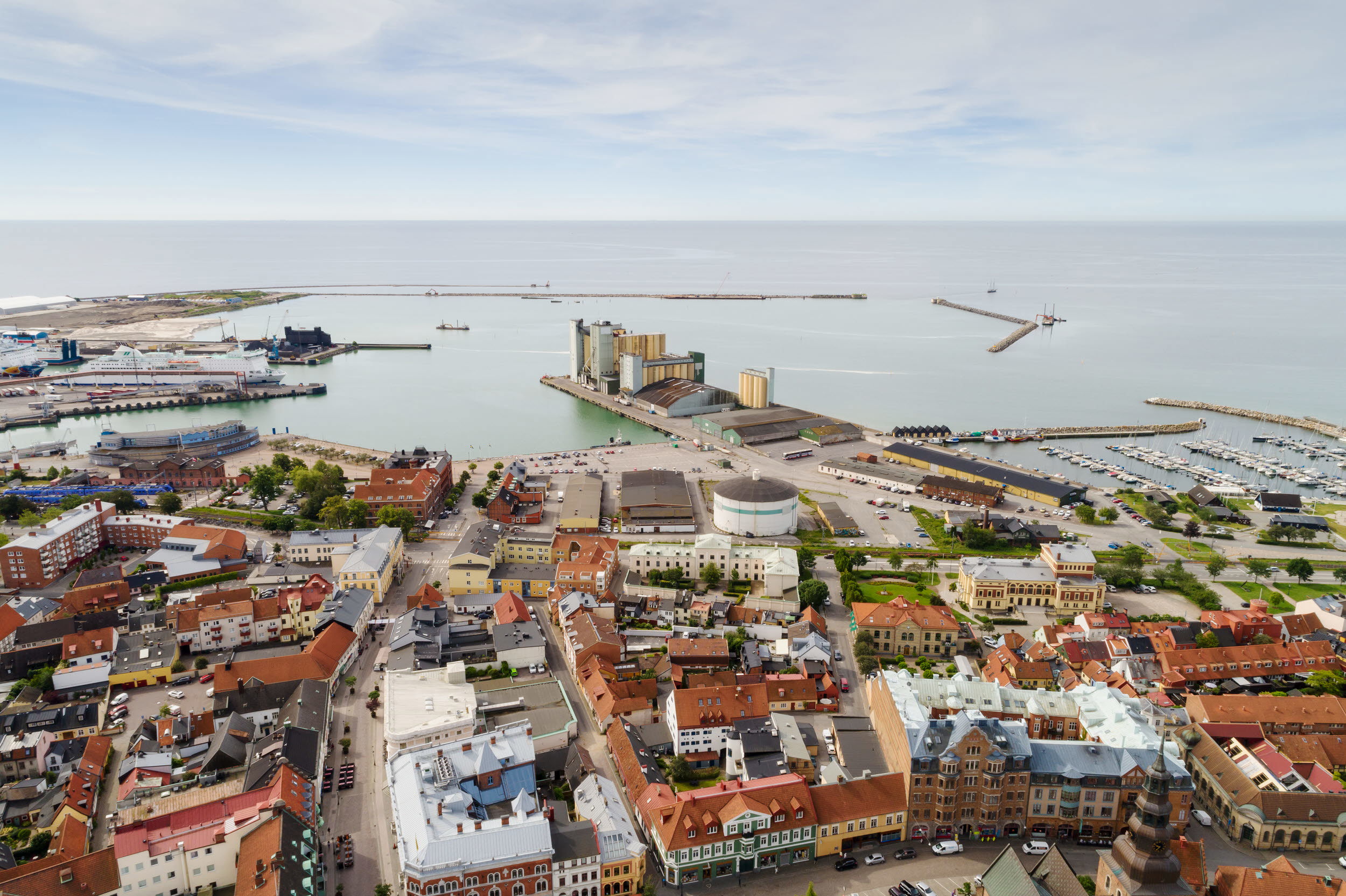 Flygbild över stadskärna ut mot havet.