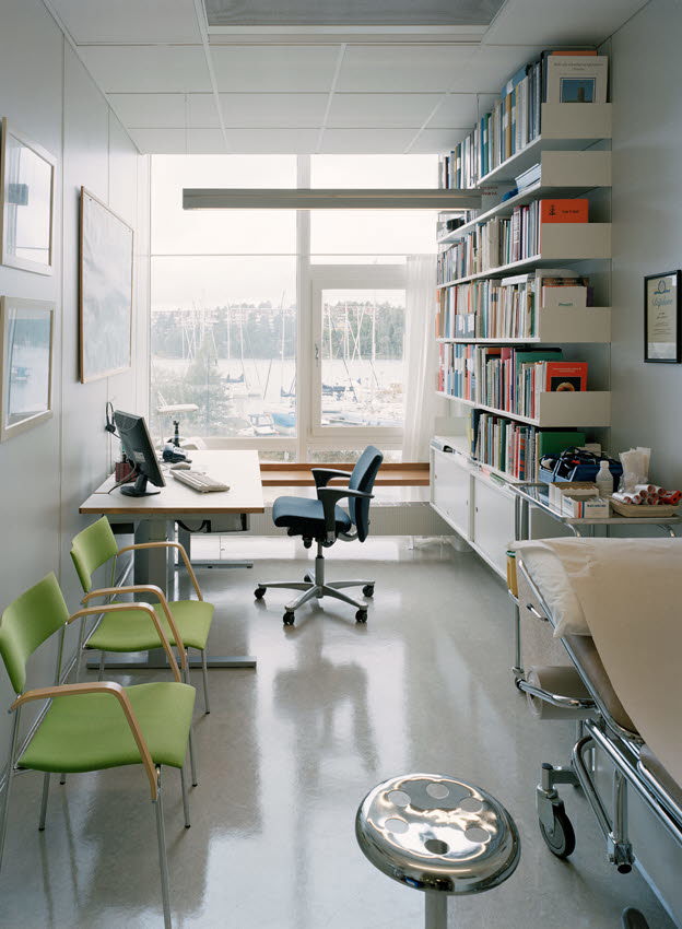 Foto visar dagsljus som indirekt flöde i ett mottagningsrum.