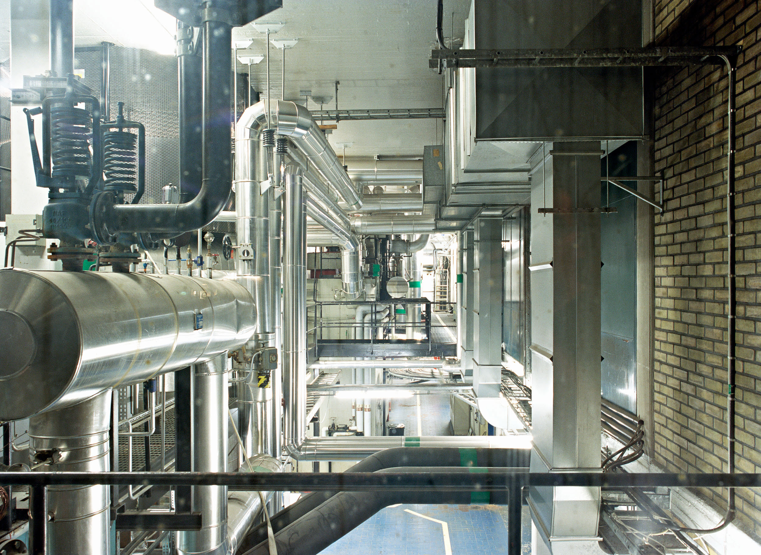 Foto på ett utrymme med ventilationsrör och vattenrör.