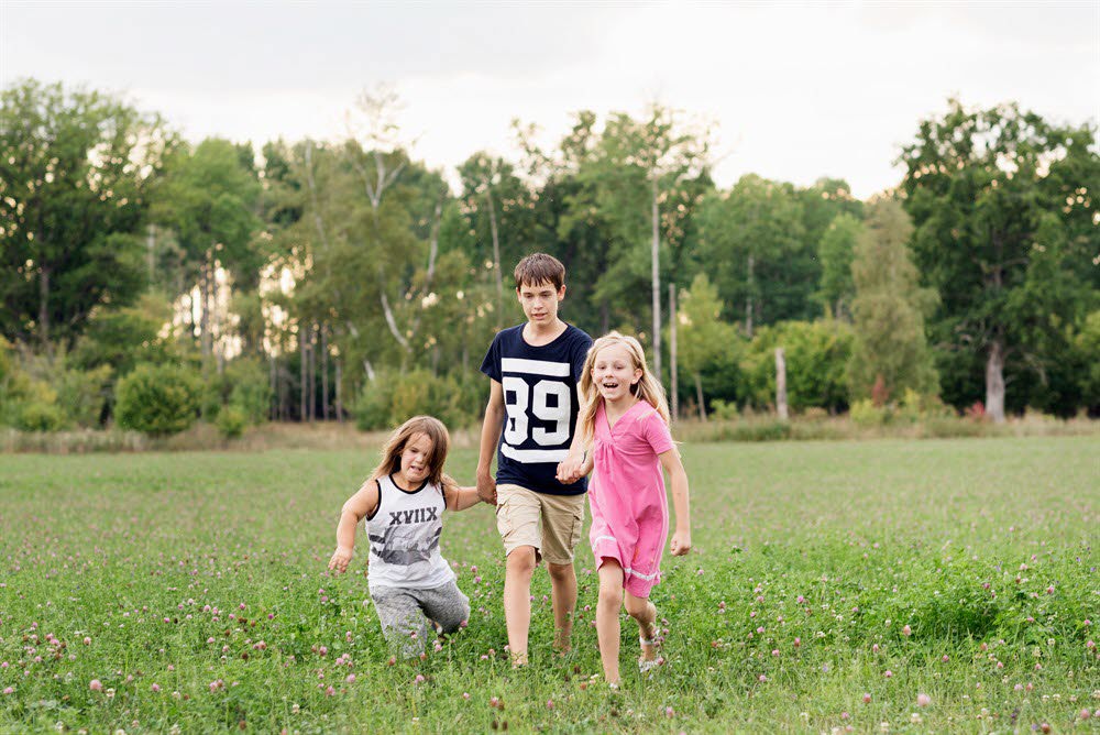 Barn på en äng. Foto: Scandinav