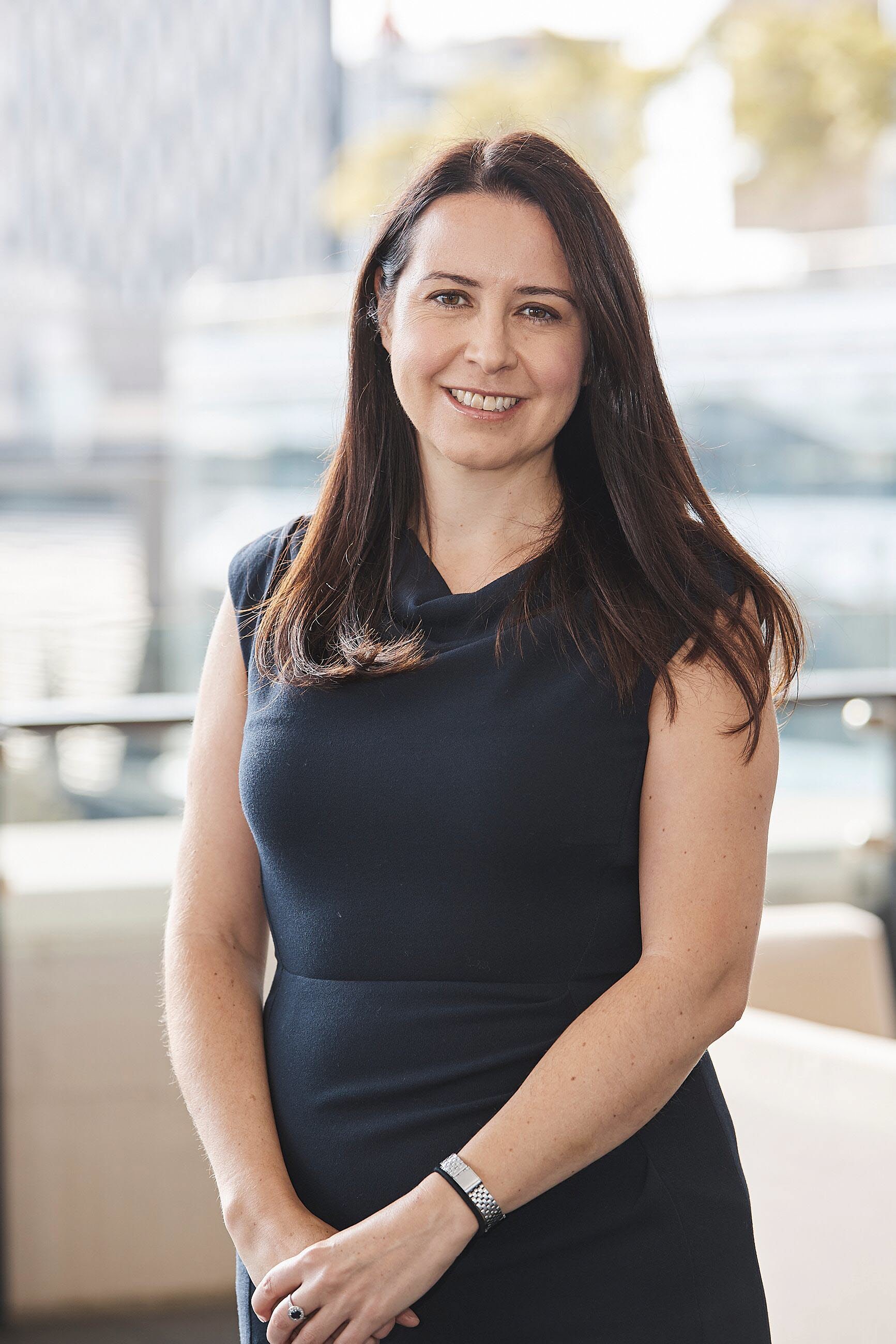 Porträttbild på Lucy Saunders.