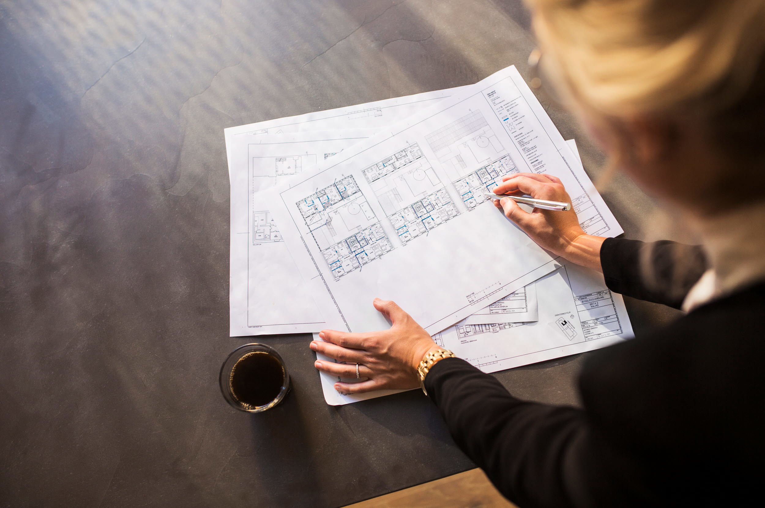 Flera ritningar ligger på ett bord.