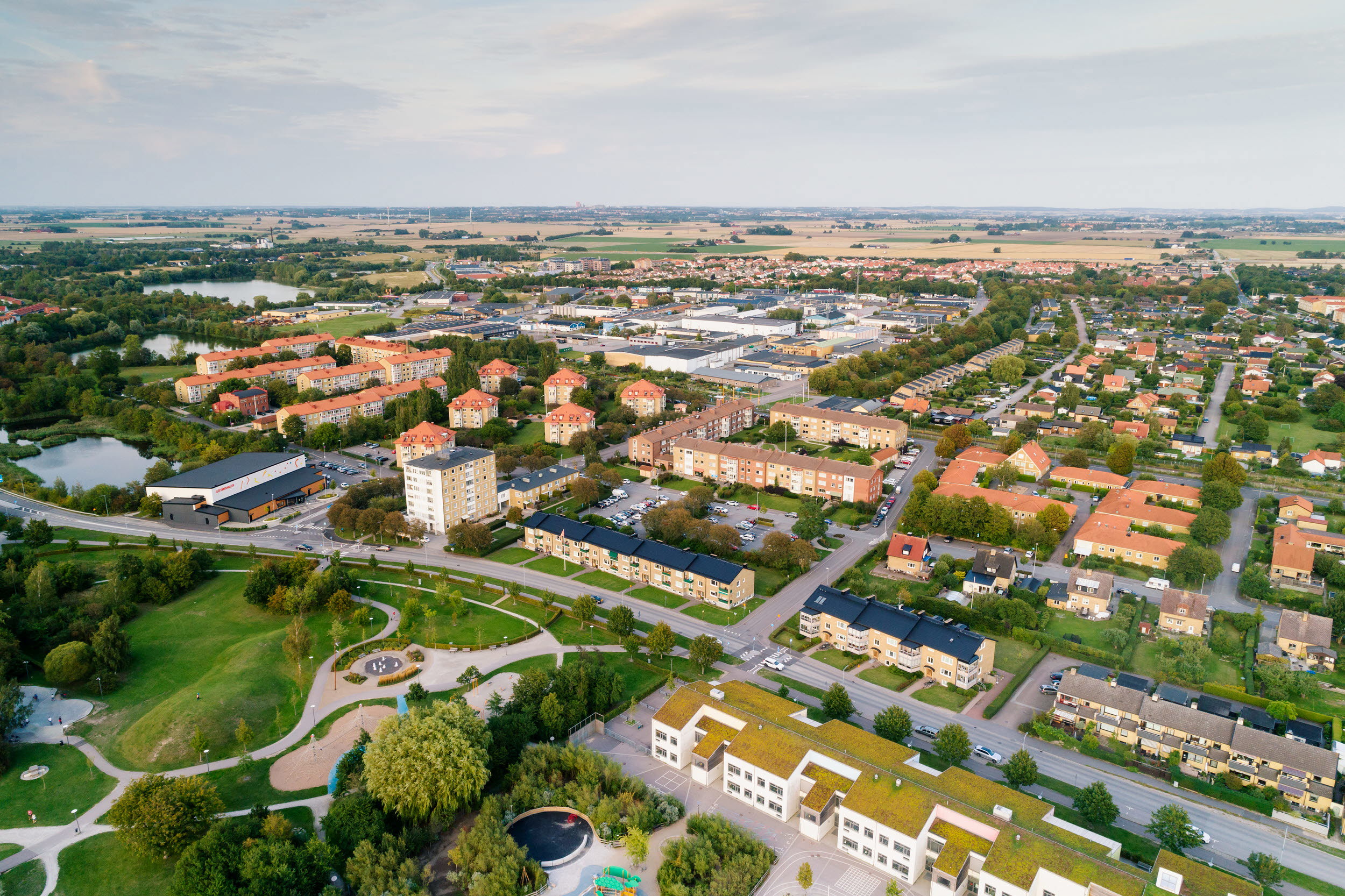 Flygbild över stad och grönska. Foto: Scandinav