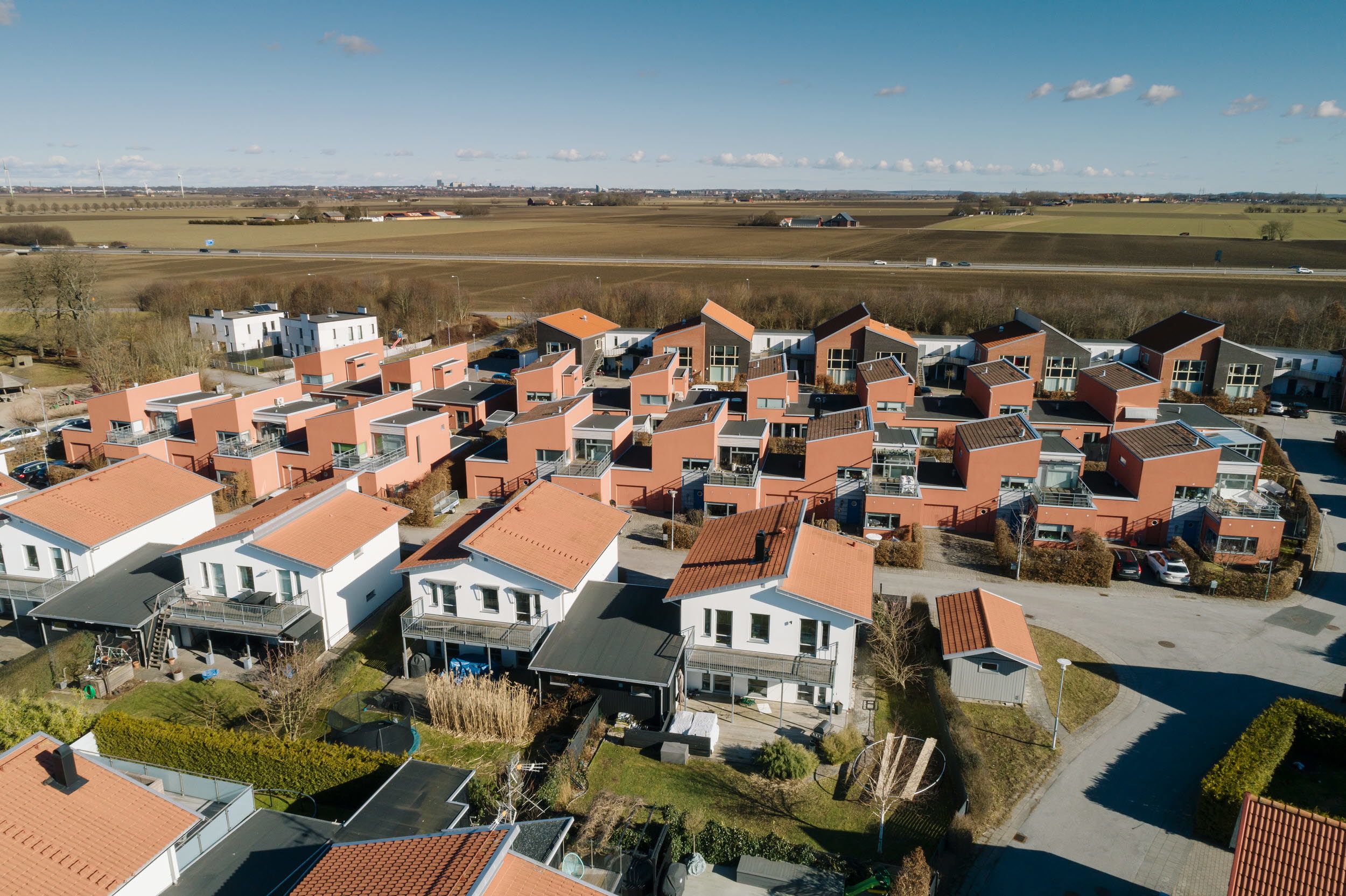 Foto från höjden över nybyggt villakvarter. 