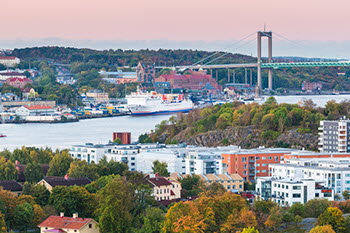 Foto över utsikt över Sannegården och Älvsborgsbron med rosa himmel.