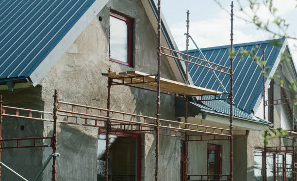 Parhus med byggnadsställning. 