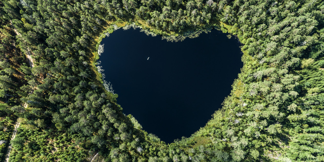 En hjärtformad sjö i en skog.