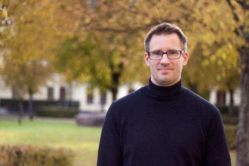 Portr&#xE4;ttbild p&#xE5; Mathias Cehlin framf&#xF6;r suddiga tr&#xE4;d.