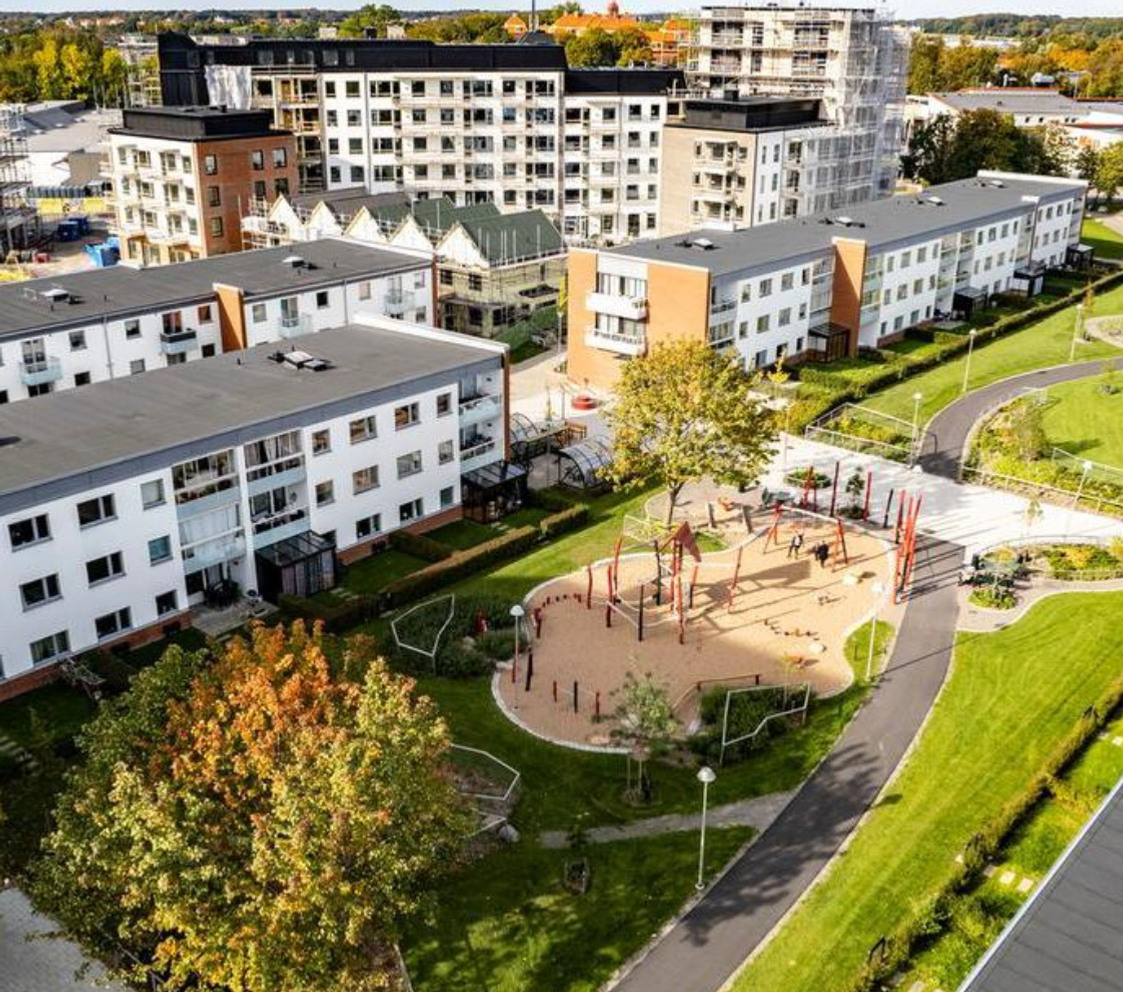 Vy över ett bostadsområde med gröna innergårdar.