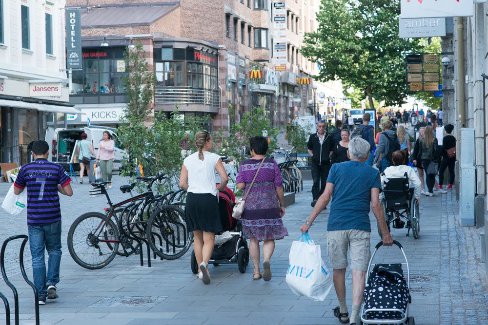 Människor i stadsmiljö. Foto: Franz Feldmanis