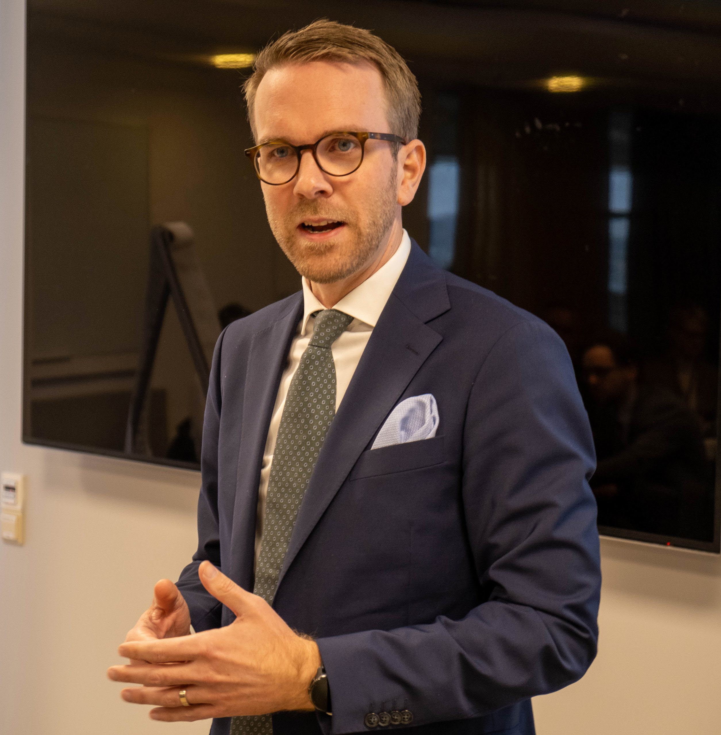 Foto av Statsrådet Andreas Carlsson.