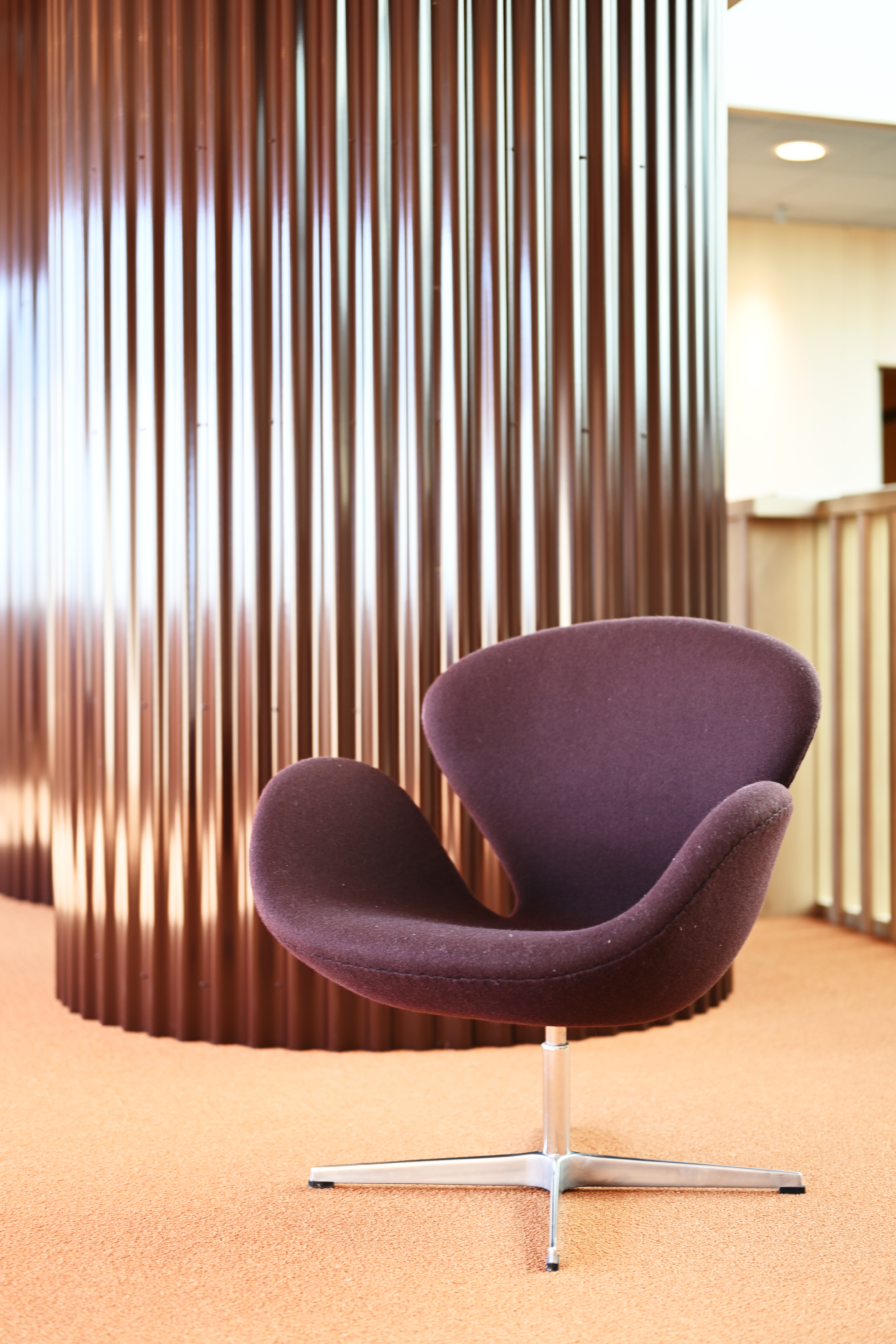 Snurrfåtölj i purpurfärg.