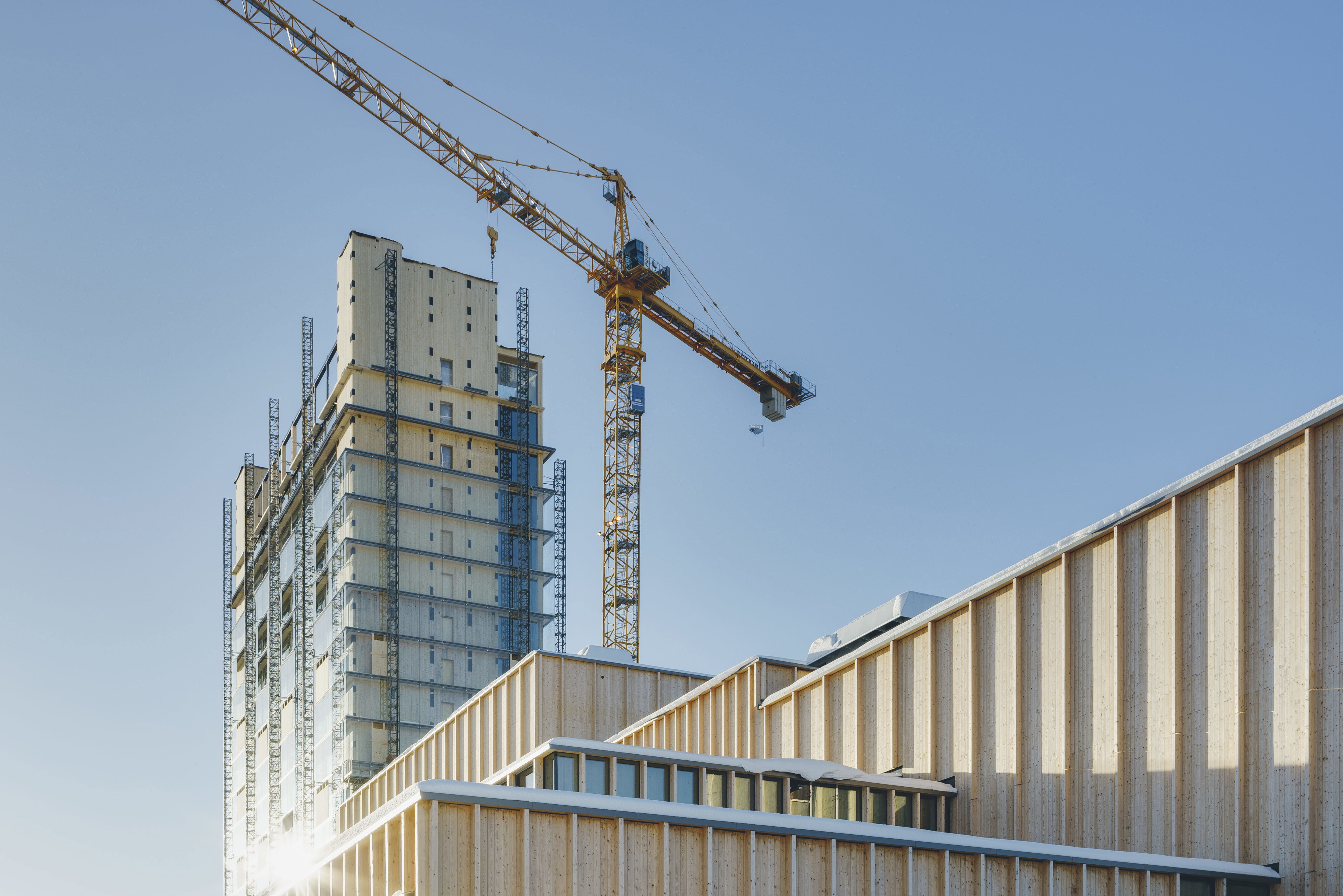 Kulturhuset Sara, träbyggnad med lyftkran.