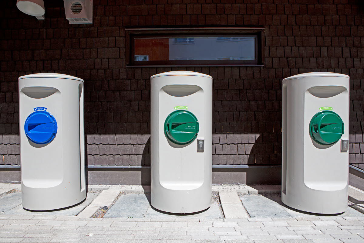 Foto på avfallssanordningar. 