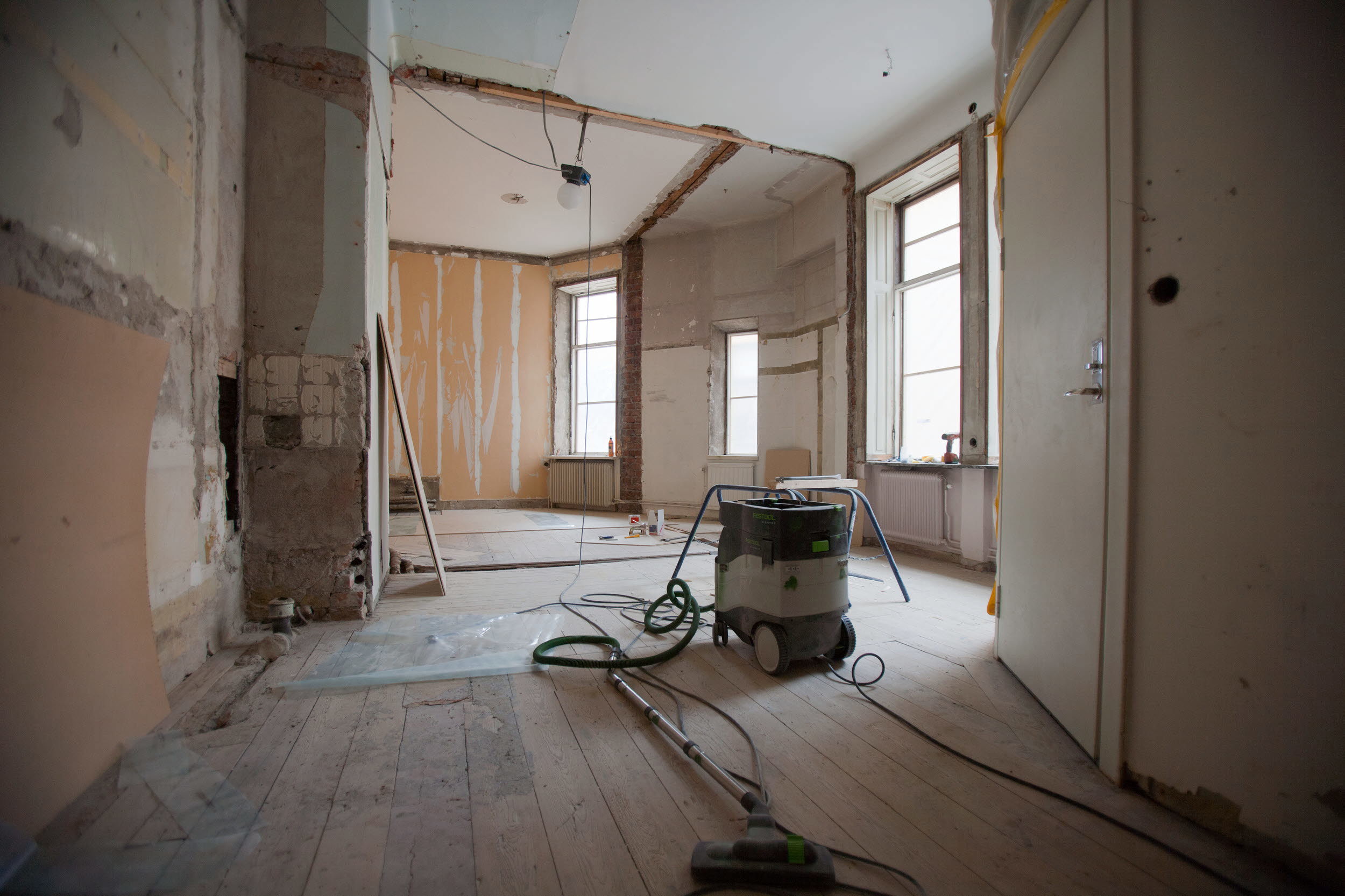 Foto på renovering av lägenhet och kontor. 