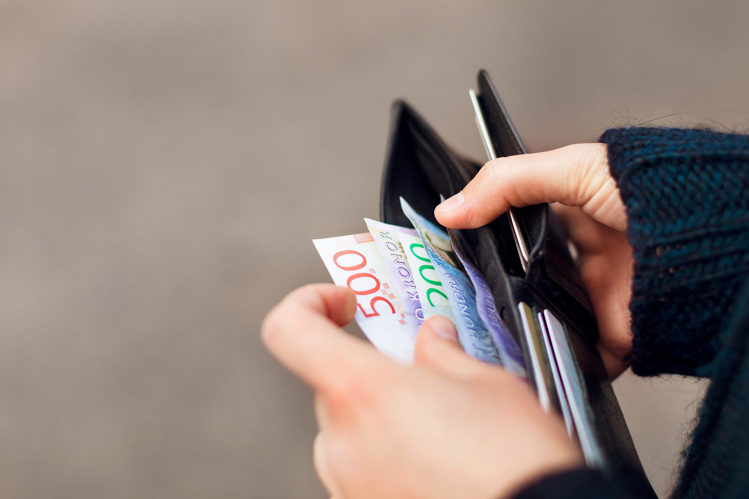 Plånbok med sedlar.