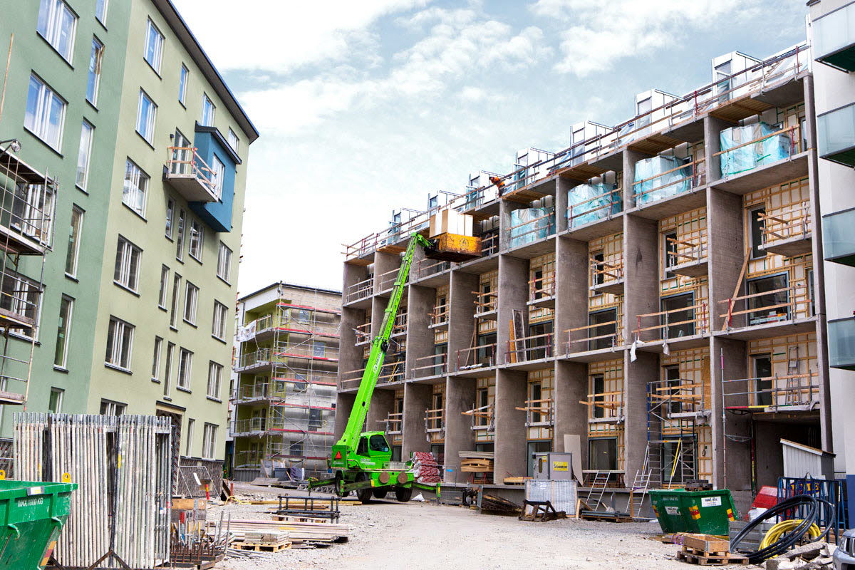 Foto på en grön skylift vid nybyggnad av flerbostadshus i Annedal, Stockholm. Foto: Hans Ekestang.