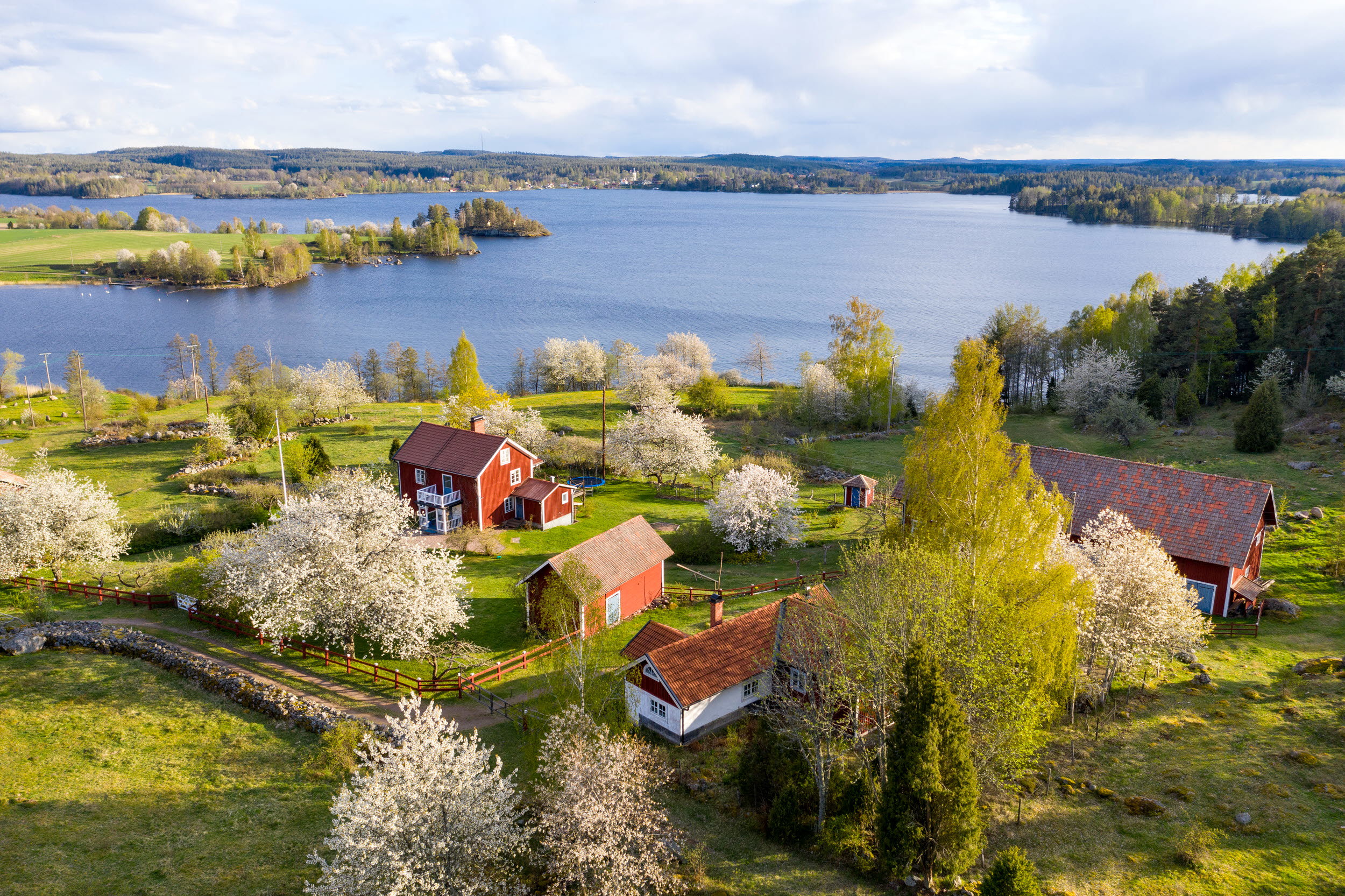 Gård vid sjö.