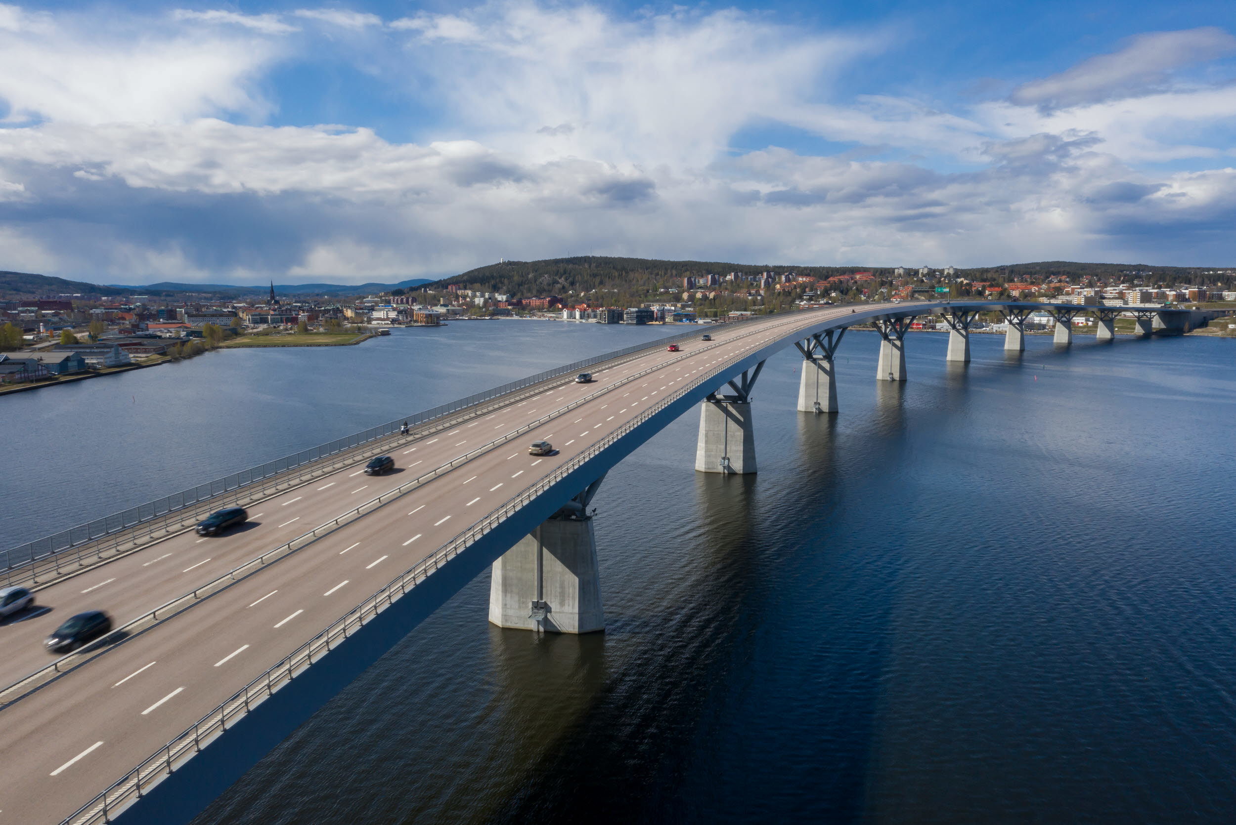 Bild på en vägbro över vatten. 