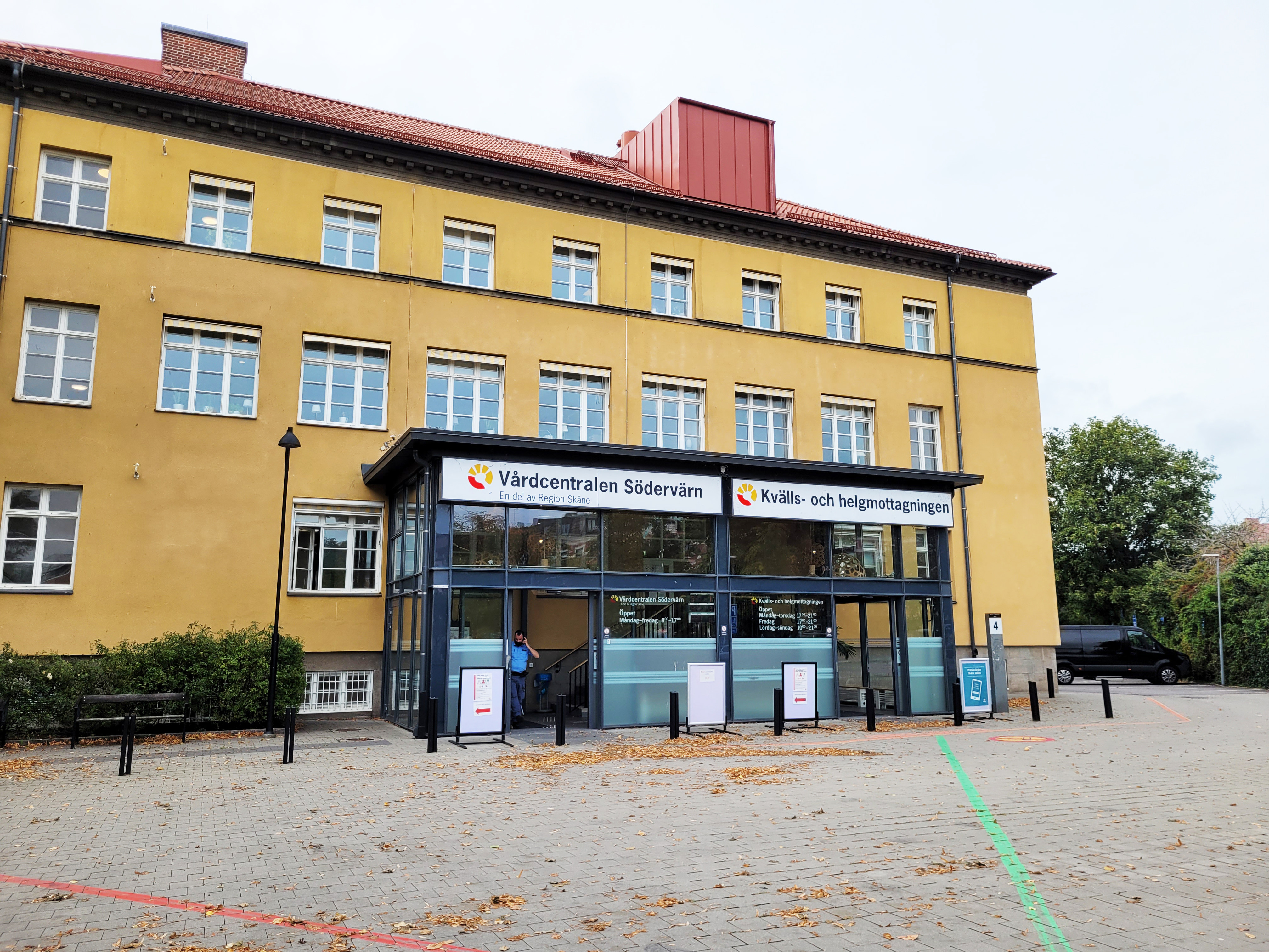 Foto av trevåningsbyggnad i gul puts. 