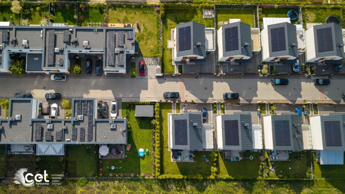 Flera hus med solpaneler