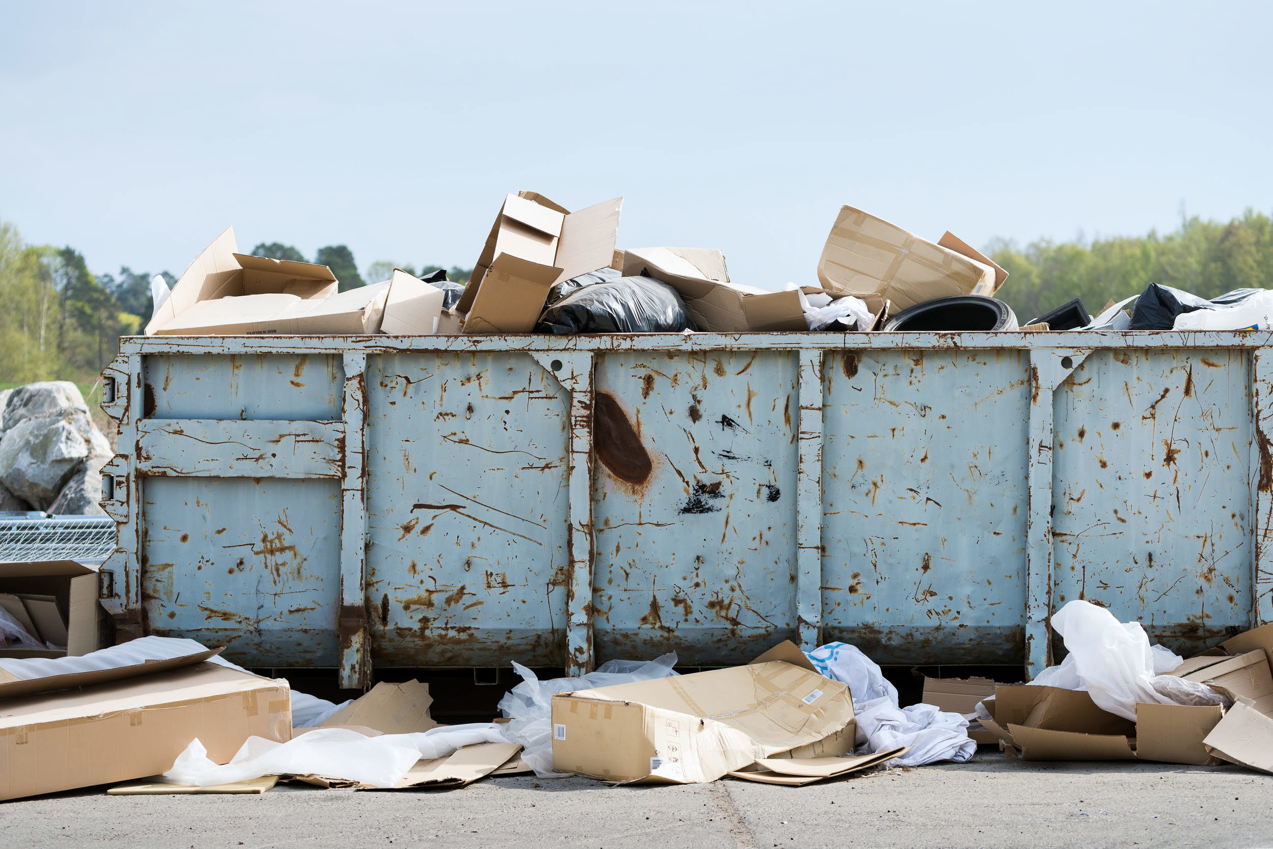 Foto på en överfull container med sopor.